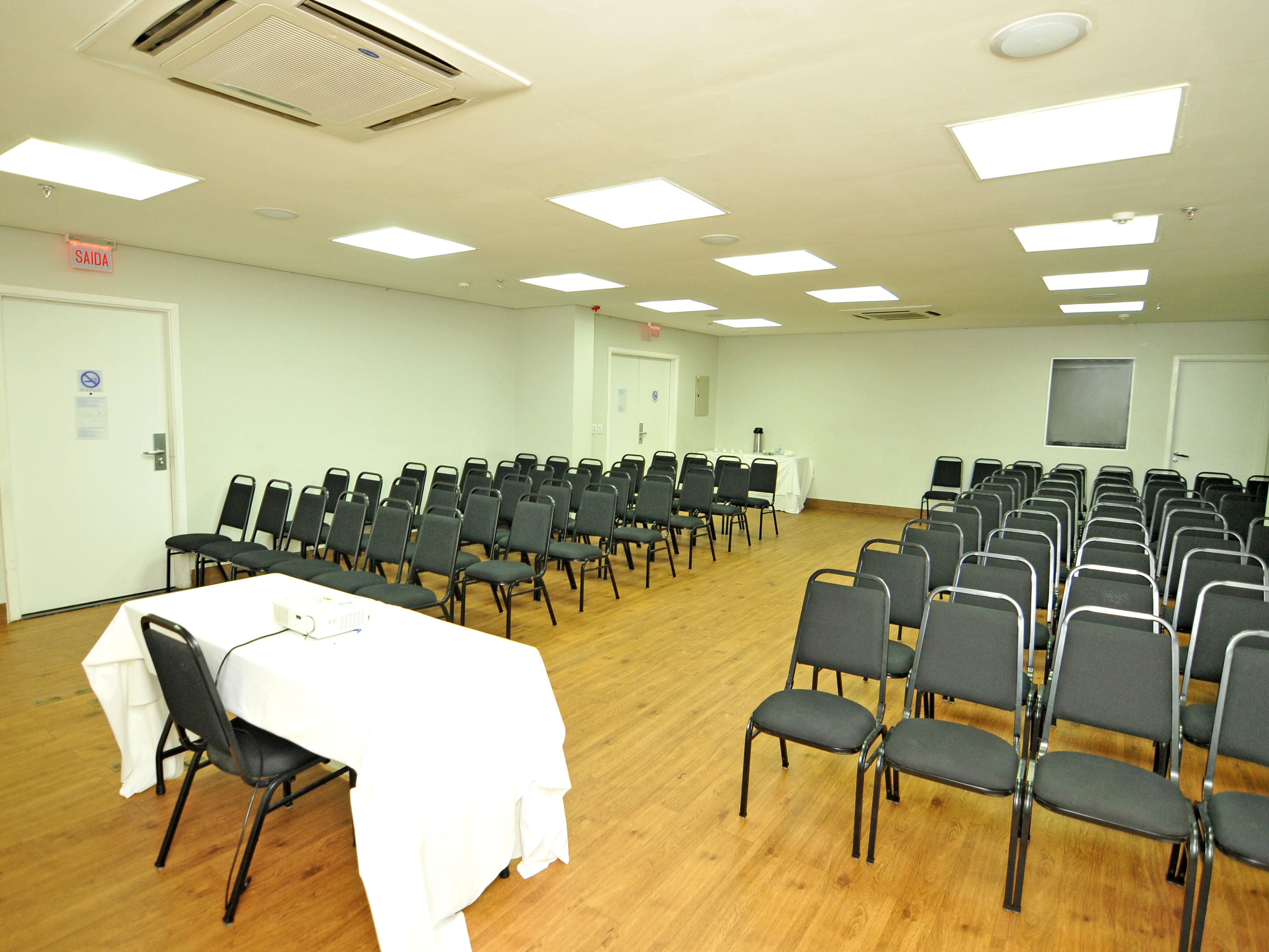 Make the most of our convenient location in Belém and host your next meeting, reception or formal dinner in our event rooms.