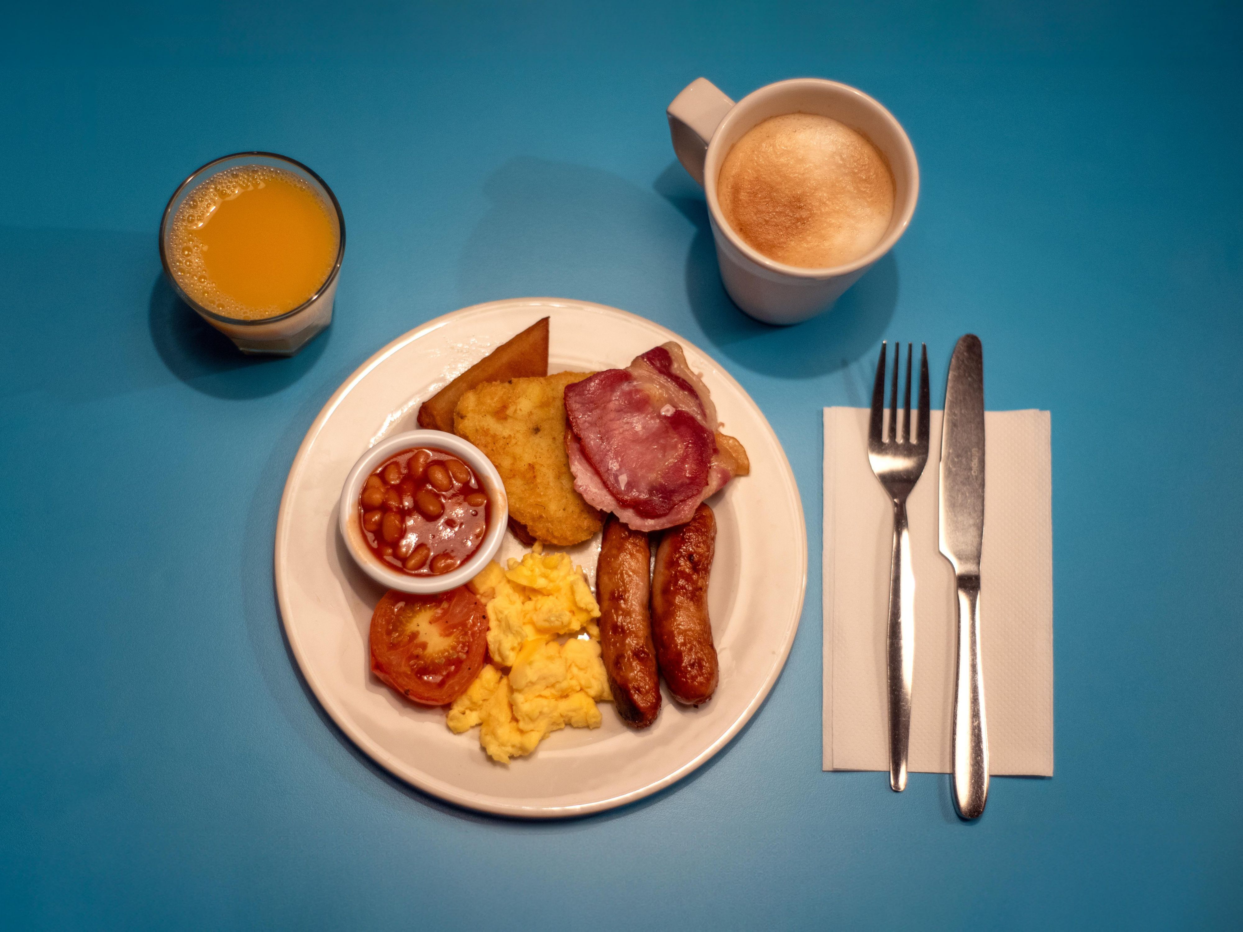 When you book Holiday Inn Express Belfast, your room rate includes breakfast for every guest. So you can fuel up for the day. With all of your must-have favourites including sausages, scrambled eggs, and bacon. Fully cooked for you to kick start your morning.