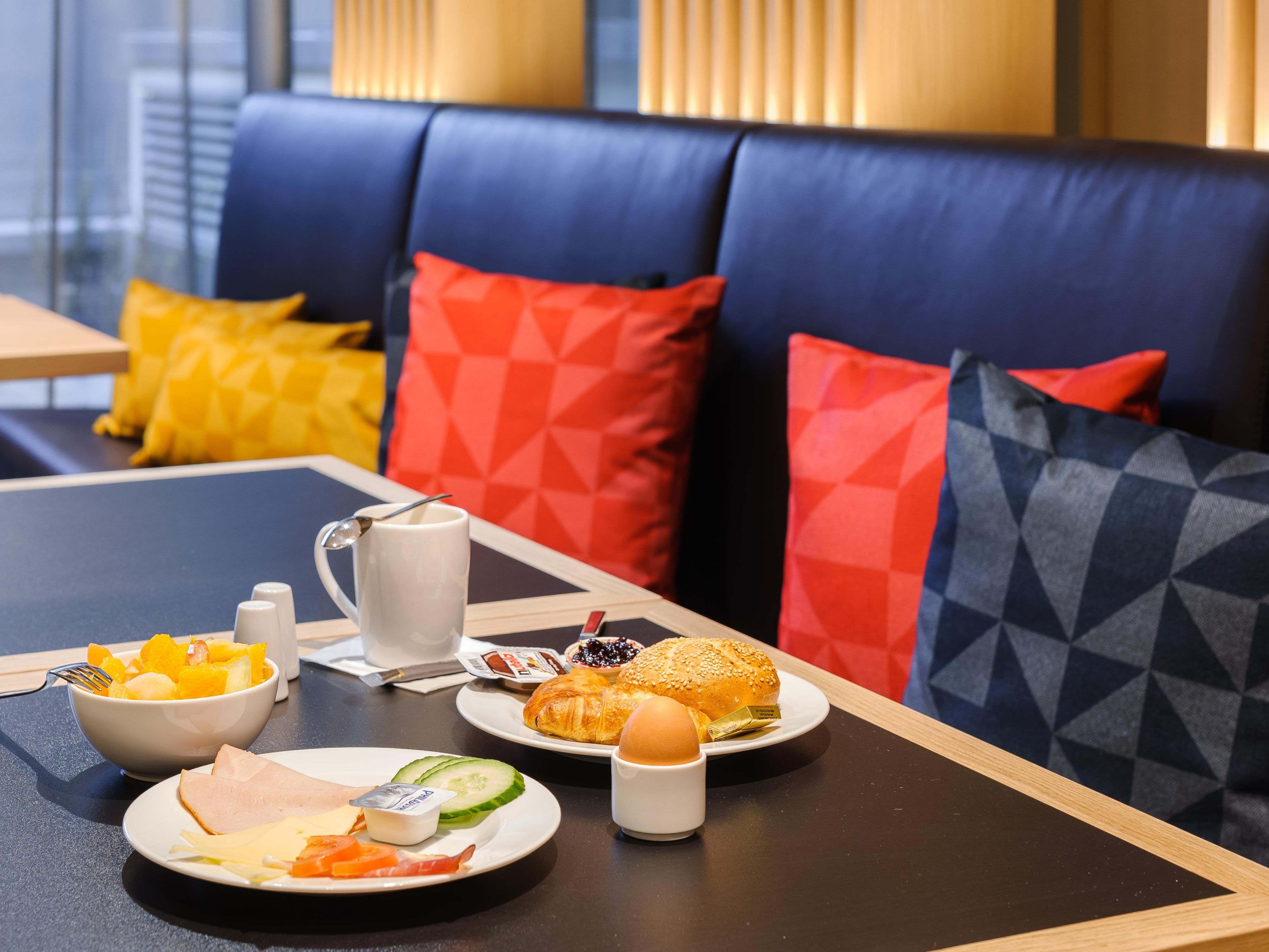 Kick off your day at the Holiday Inn Express Alexanderplatz with a delicious breakfast included. Enjoy freshly prepared dishes, coffee, tea, and vegan and vegetarian options – the perfect way to start your day full of energy in Berlin!