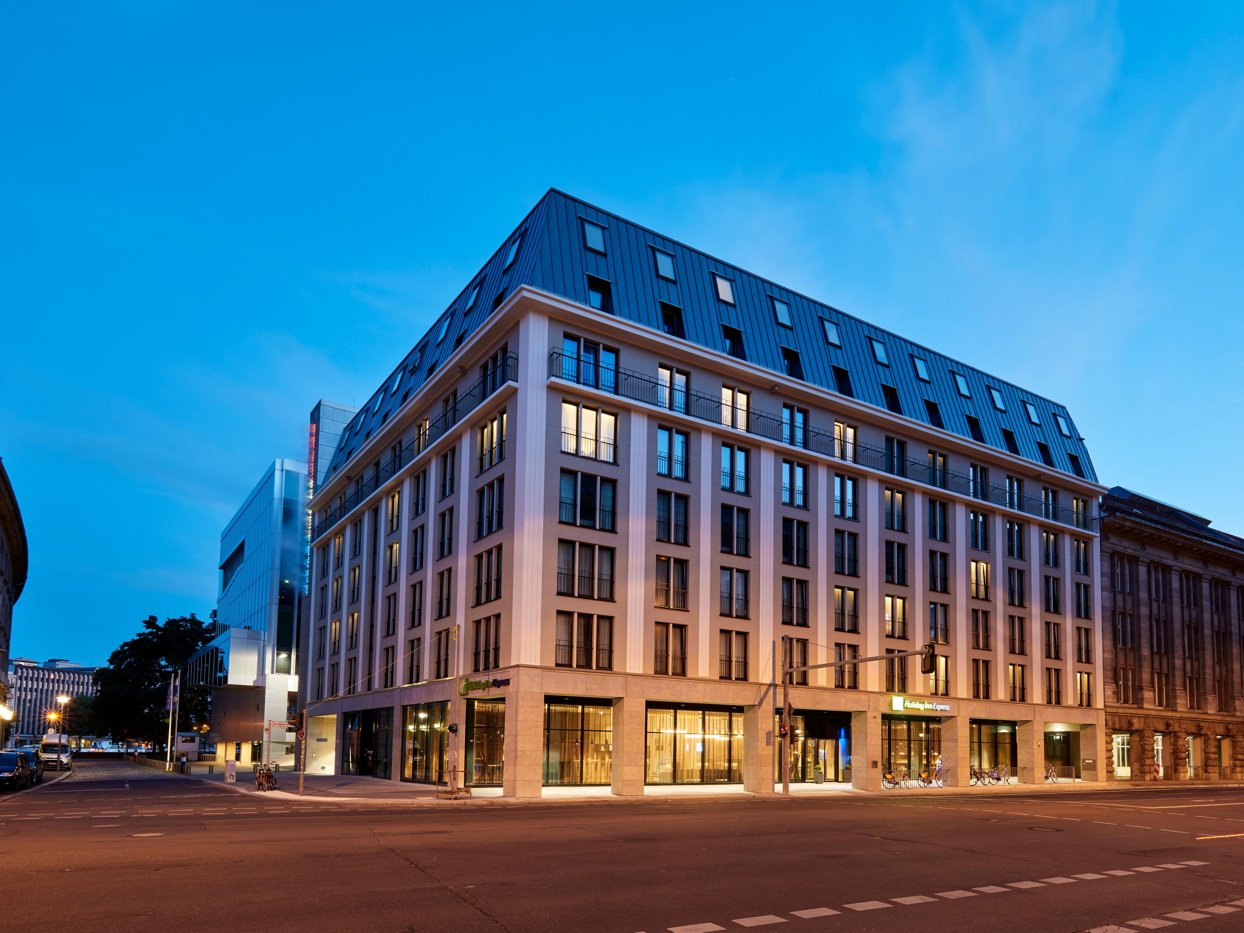 Spend New Year’s Eve at the Holiday Inn Express Alexanderplatz and experience an unforgettable celebration in the capital. Enjoy the festive atmosphere, the sparkling lights of Berlin, and start the new year full of energy and good spirits und guter Laune!