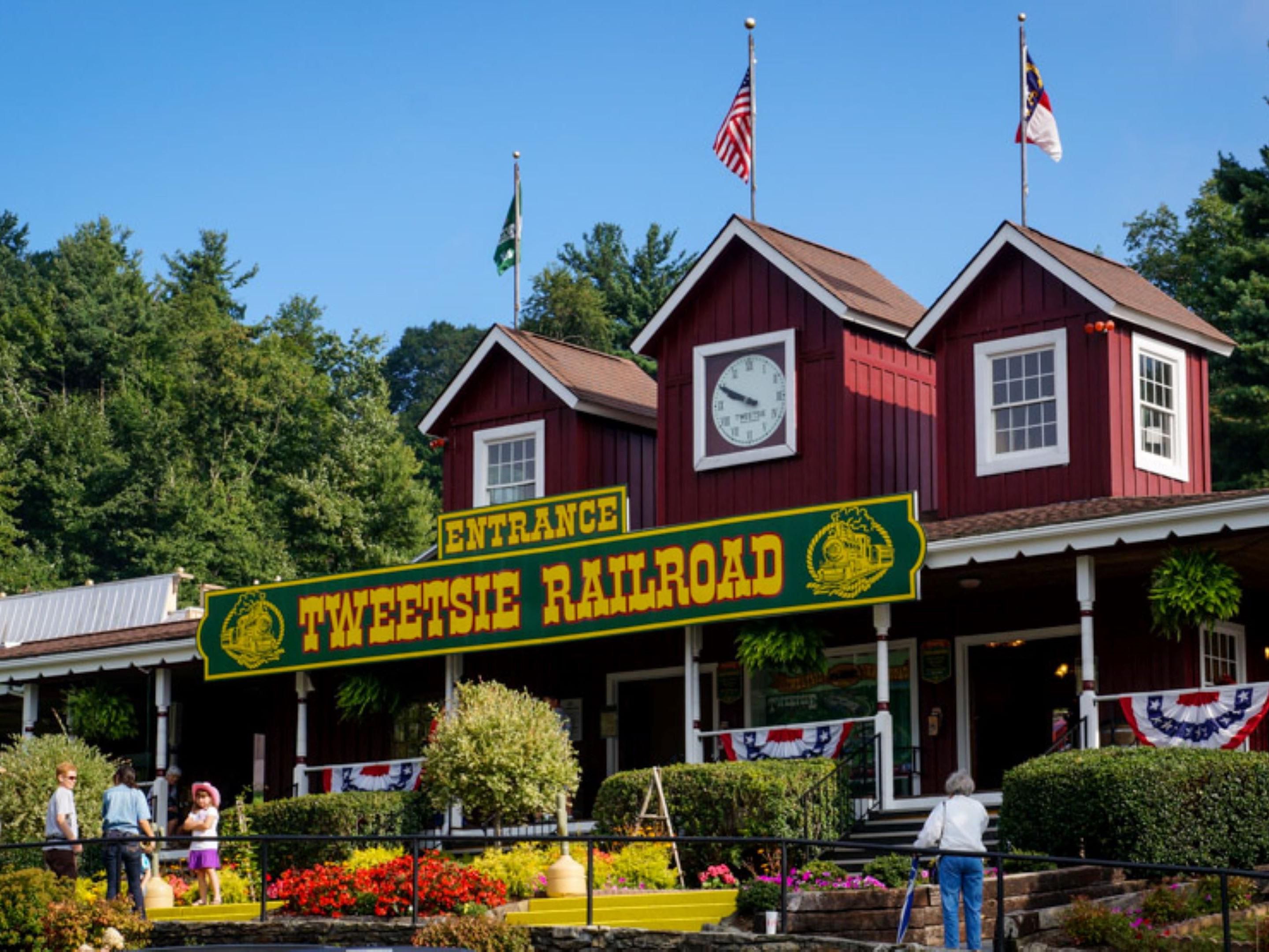 Planning a trip to Tweetsie Railroad? We are just a short 10 minute drive to the park. 