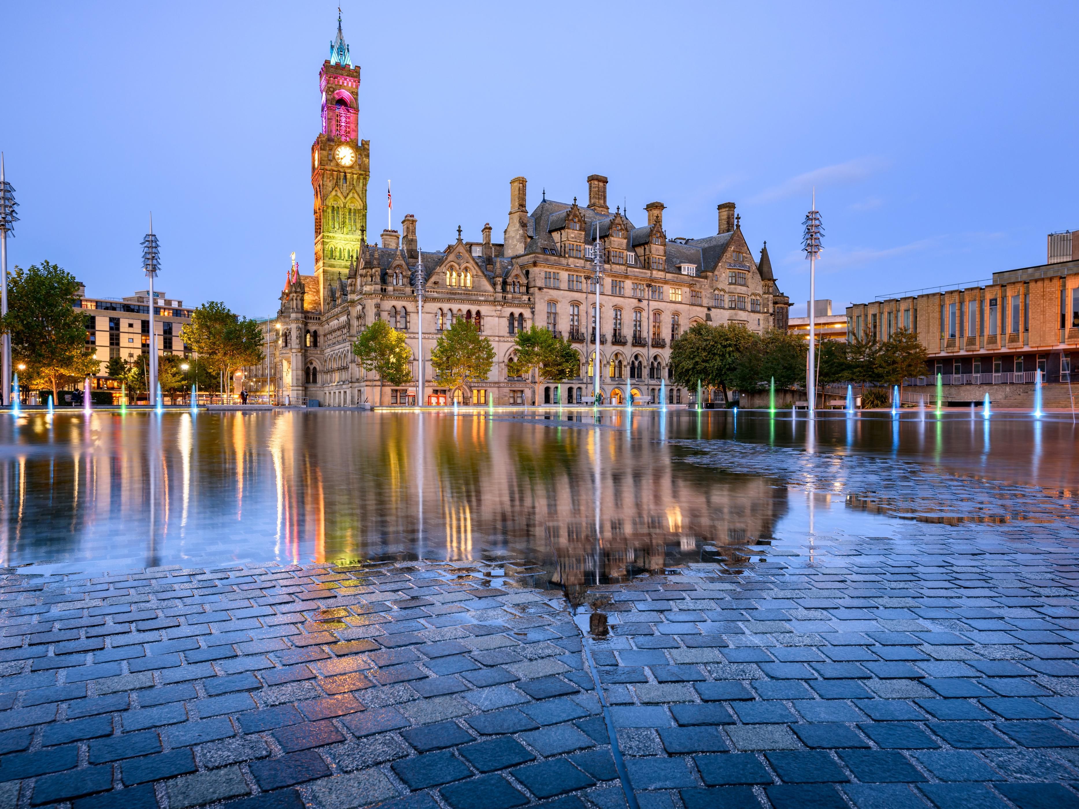 Visit Bradford, the UK City of Culture 2025! Stay in the heart of a city alive with art, music and heritage. Experience live entertainment at the Alhambra Theatre or explore the National Science and Media Museum. Enjoy a stroll through Centenary Square or take time out to try Middle Eastern and South Asian cuisine.