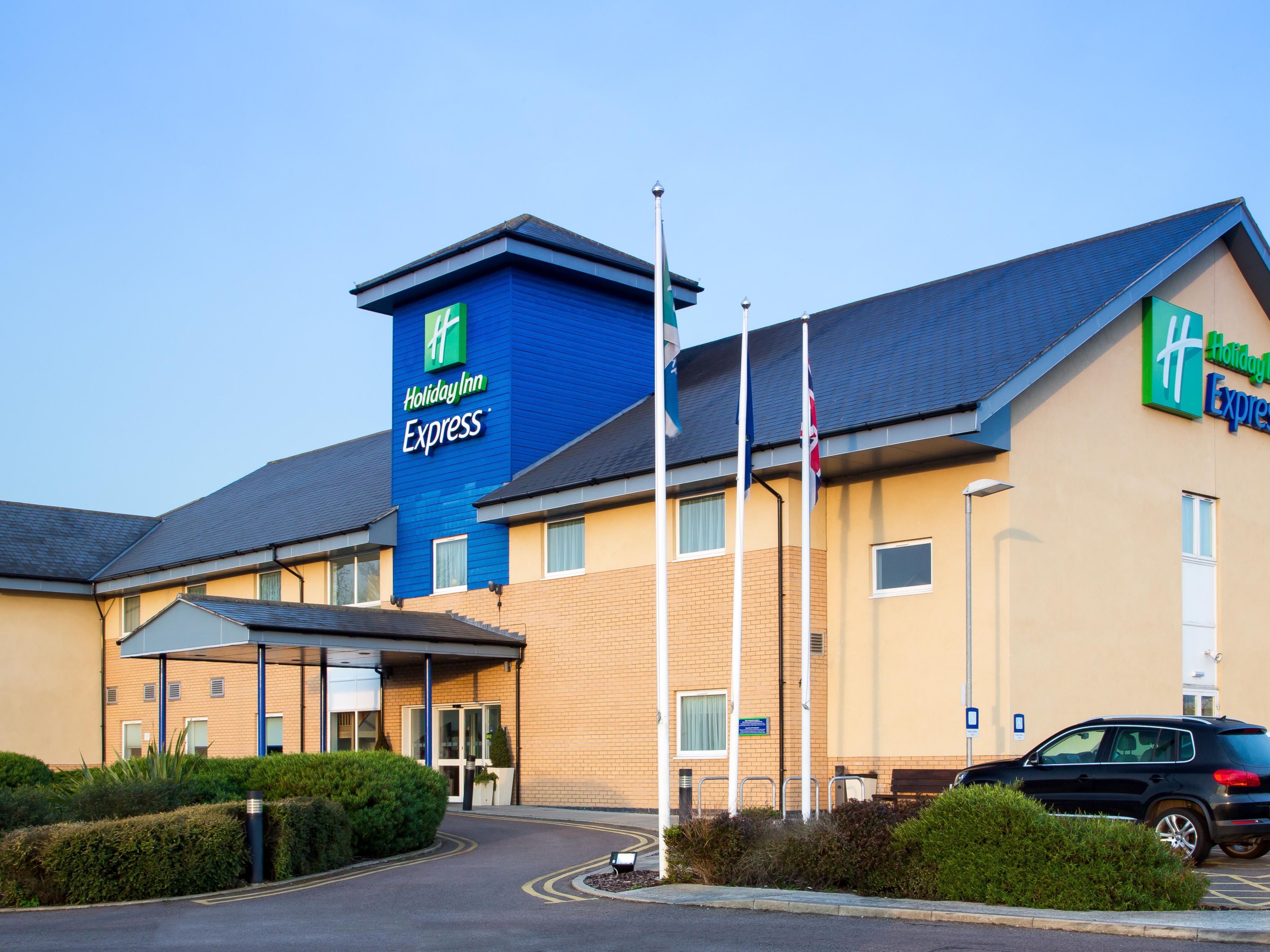 Holiday Inn Express Braintree is conveniently located just off the A120, offering easy access to Stansted Airport, just 16 miles away, and nearby train stations, including Braintree and Witham. The hotel is a short drive from the picturesque Braintree Village shopping outlet, the historic Cressing Temple Barns. 