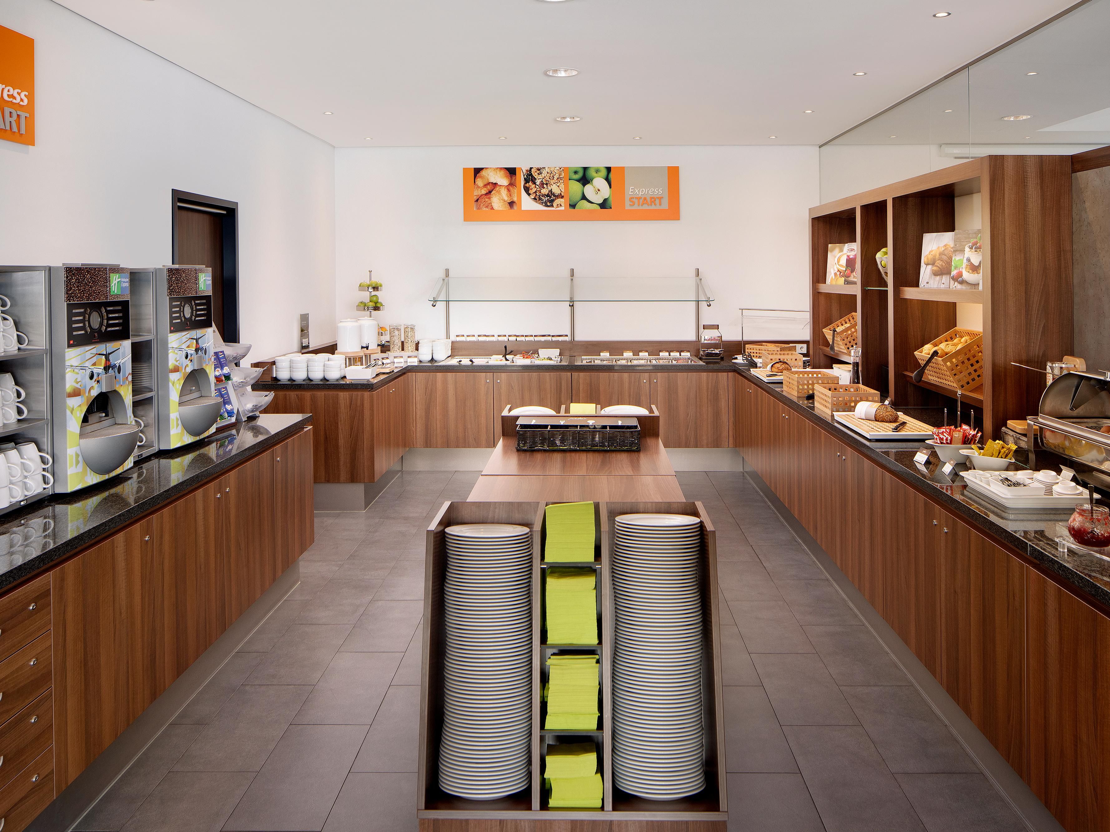 Enjoy your breakfast already from 04:00 a.m. and start the day relaxed.