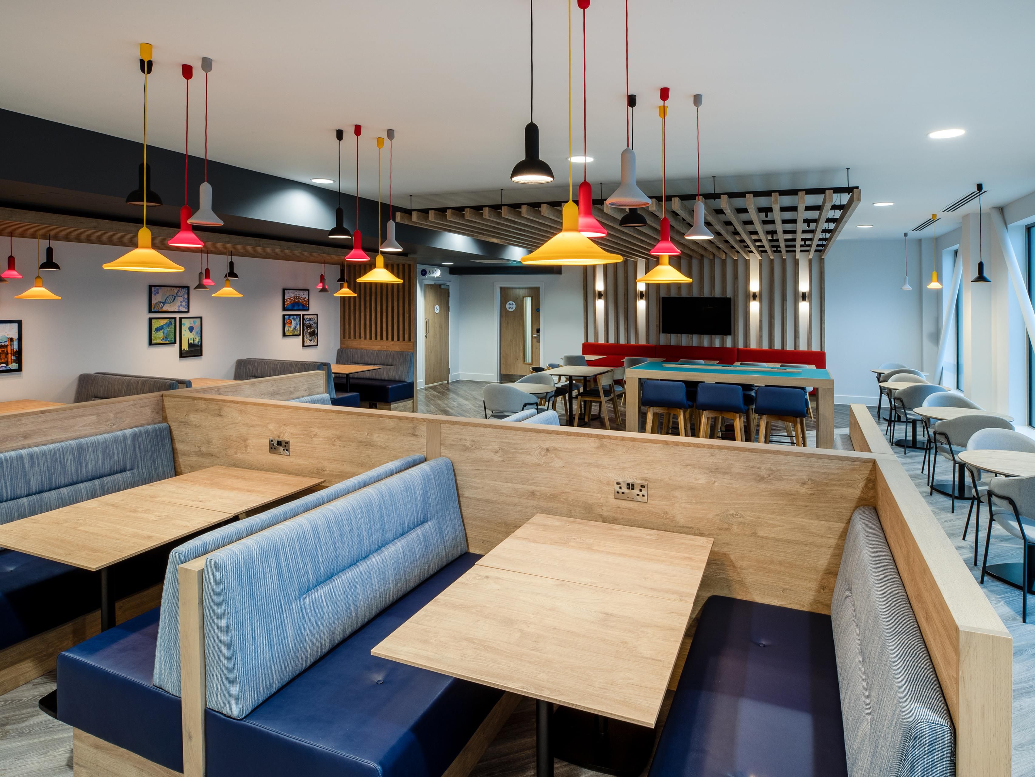 Fully stocked bar and restaurant serving delicious affordable dinner. Our open lobby is also an ideal space to meet or to use as a work space with free wifi.