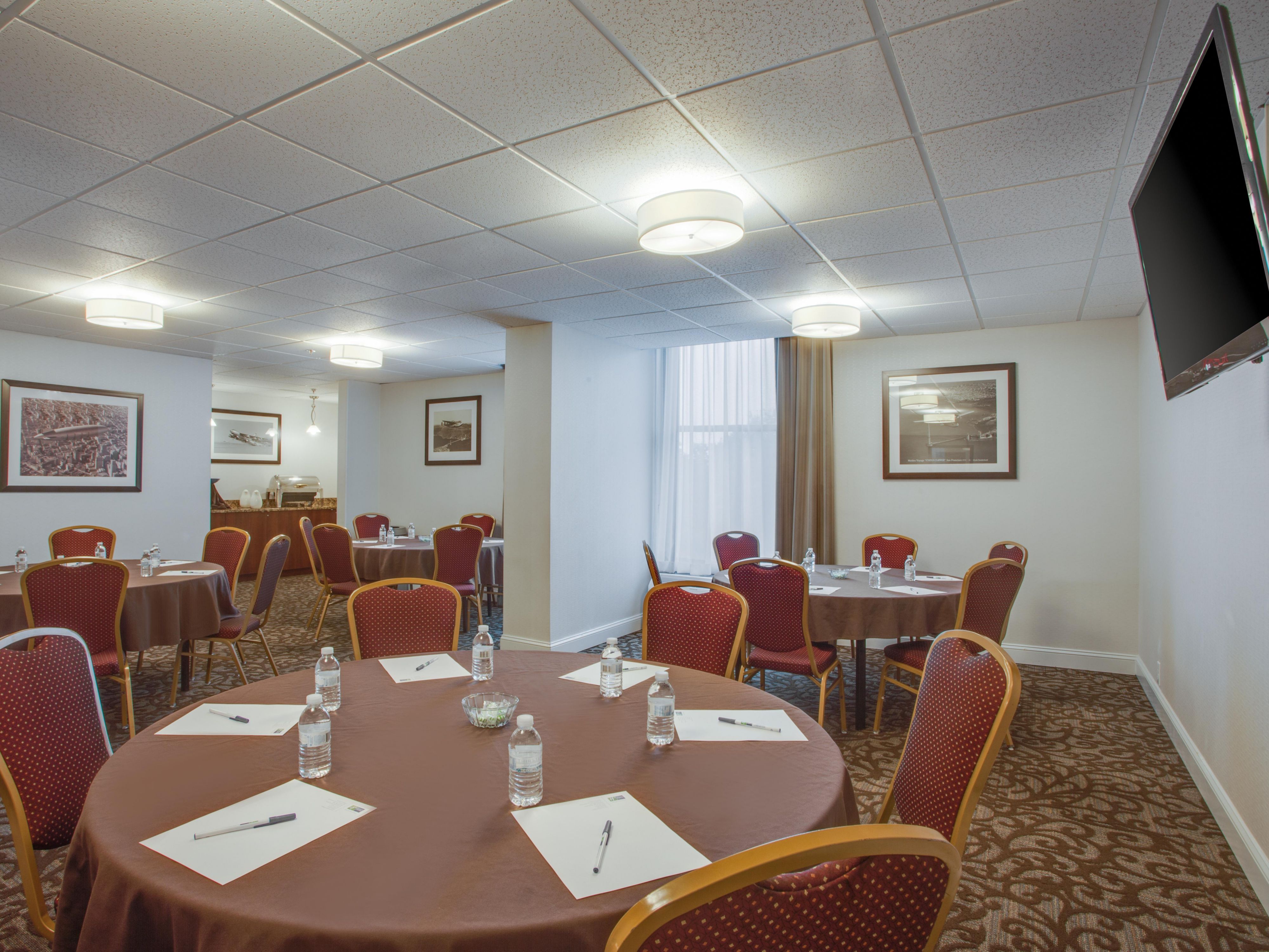 Book your meeting for 15-30 people in our intimate Andrews room. This space also includes a 46 inch television and a small catering space. Call to book now! 