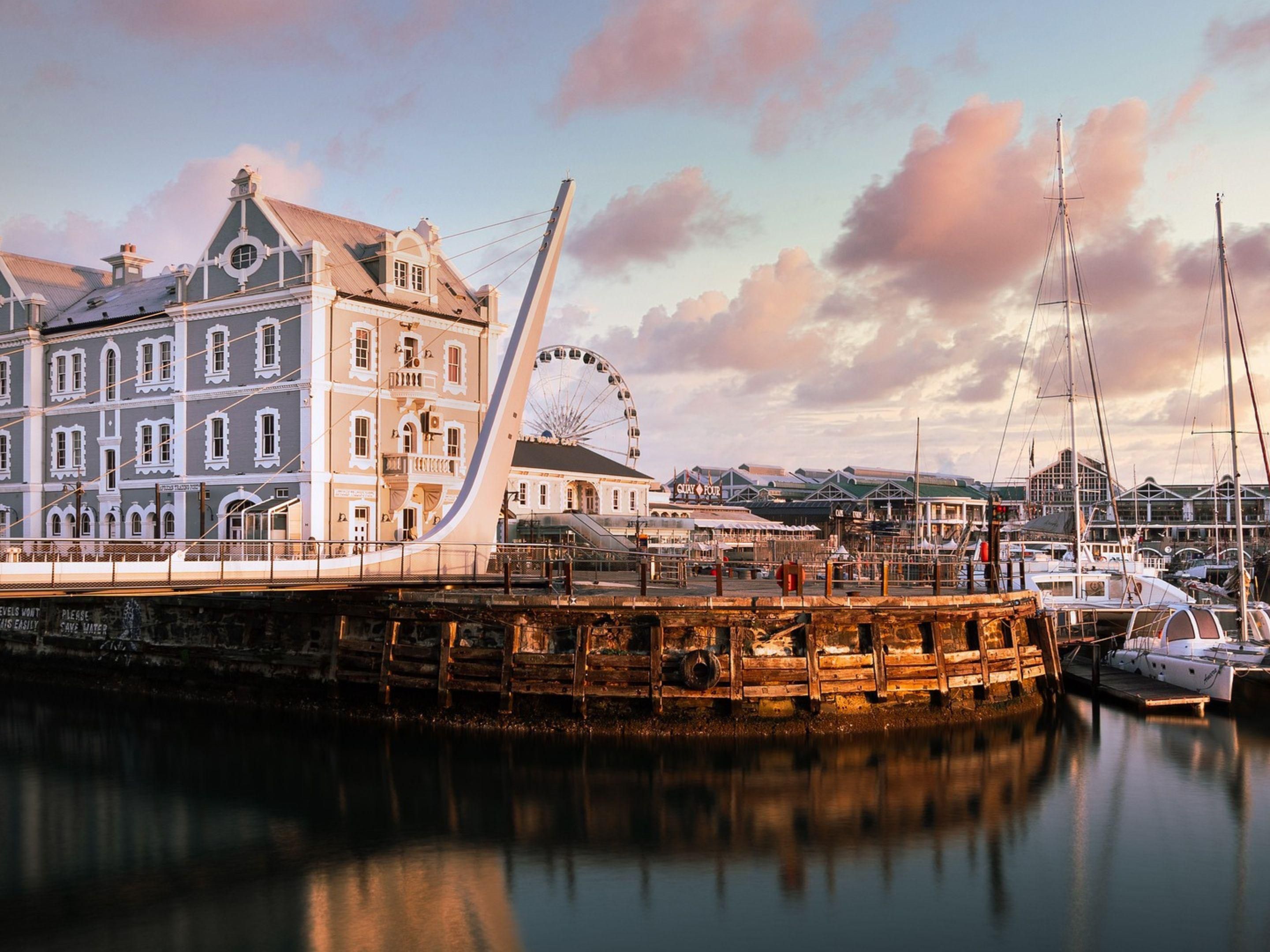 Holiday Inn Express Cape Town City-Centre boasts a prime city centre location with easy access to the popular V&A Waterfront. Just a short distance away, the Waterfront, beside the oldest working harbour in the Southern Hemisphere, offers endless options for shopping, dining, and entertainment—perfect for exploring all Cape Town has to offer.