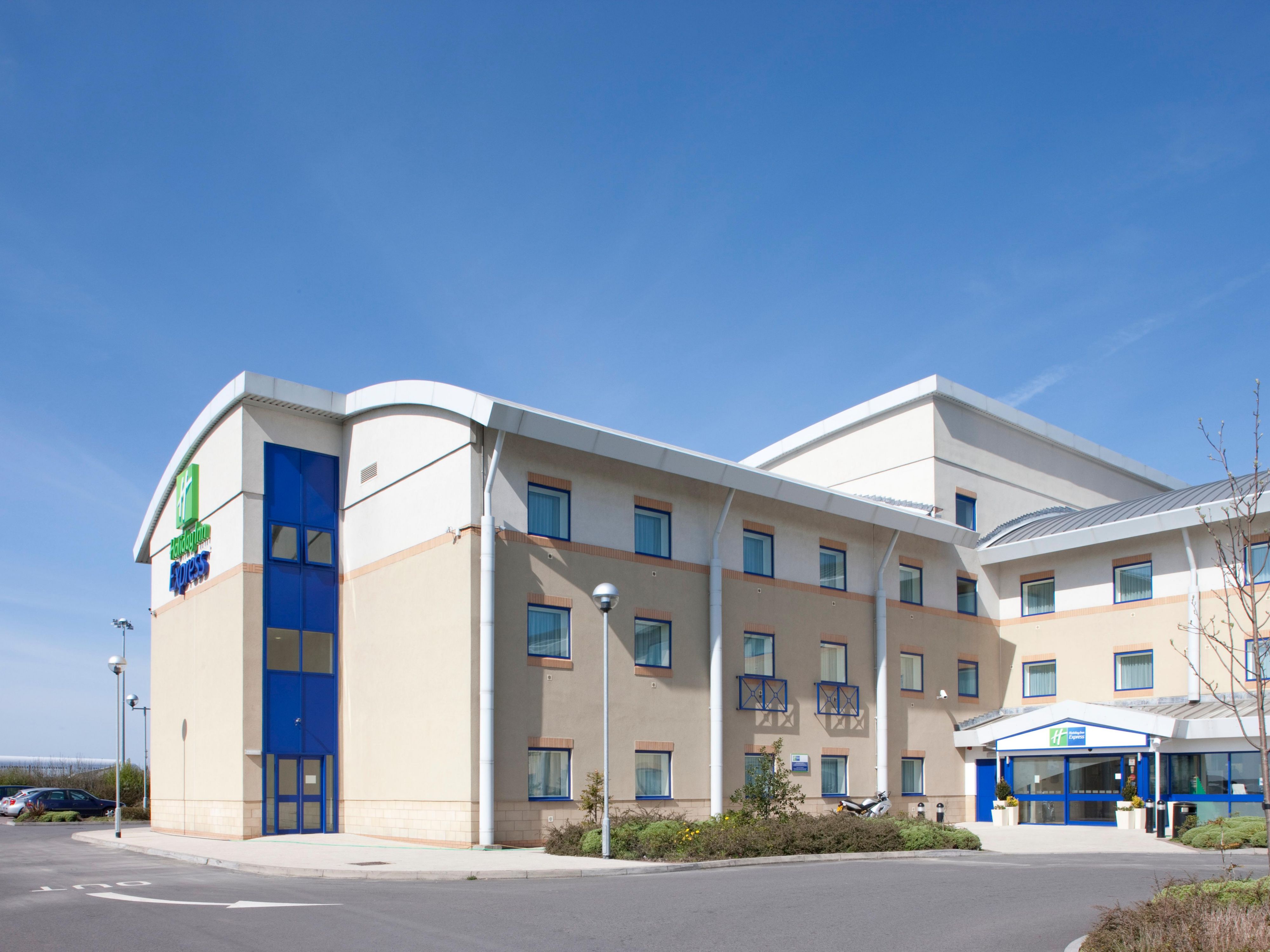 Here at the Holiday Inn Express Cardiff Airport we welcome groups big or small. With 111 bedrooms to offer we can comfortably accommodate larger groups. We offer competitive rates including breakfast. We can also cater for group dinners. Complimentary coach parking is available for all groups.