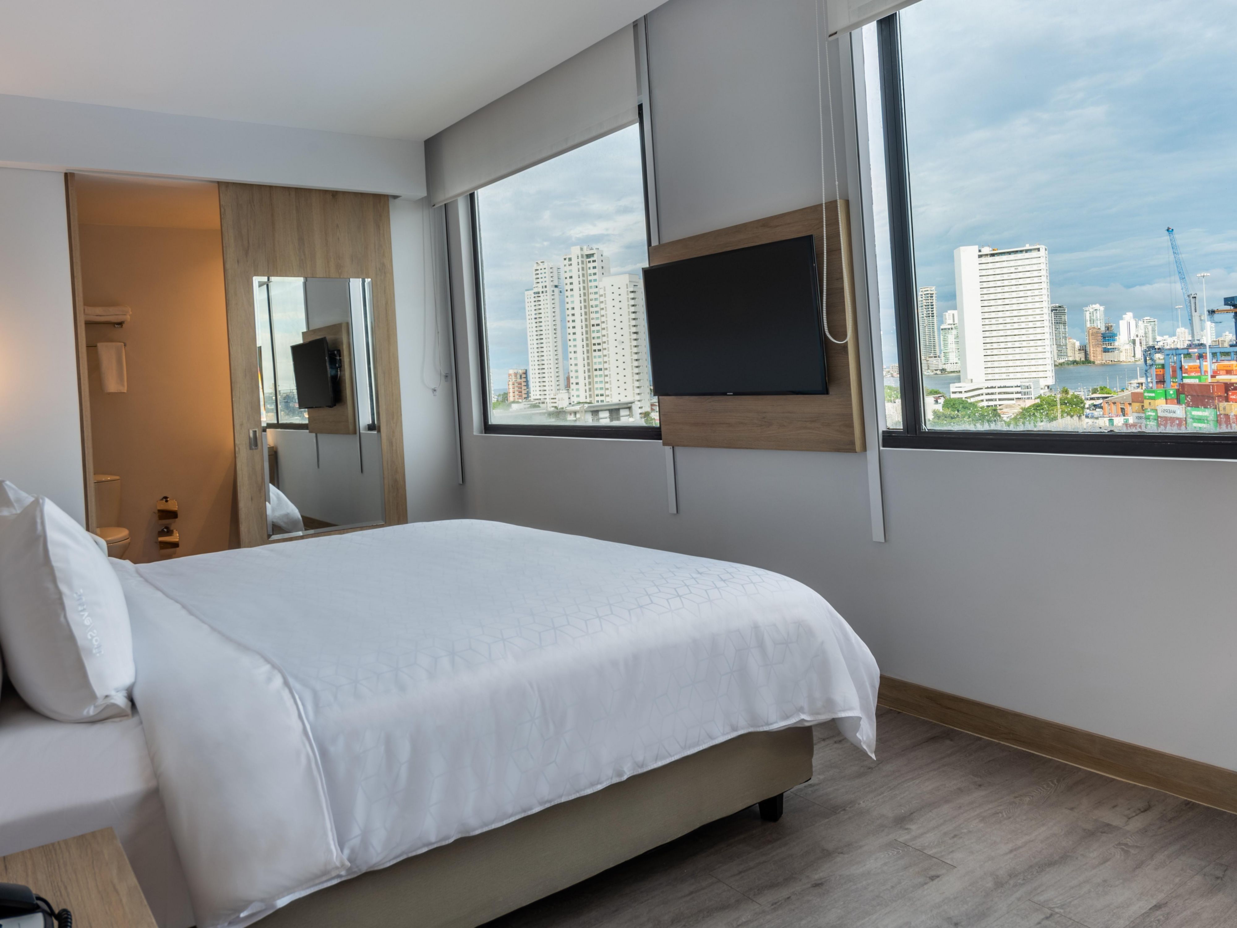 We offer two event rooms, each with a capacity of up to 90 people, and one large event room that can accommodate up to 180 guests. Additionally, we have a boardroom available for up to 10 people. Food and beverage service is available.