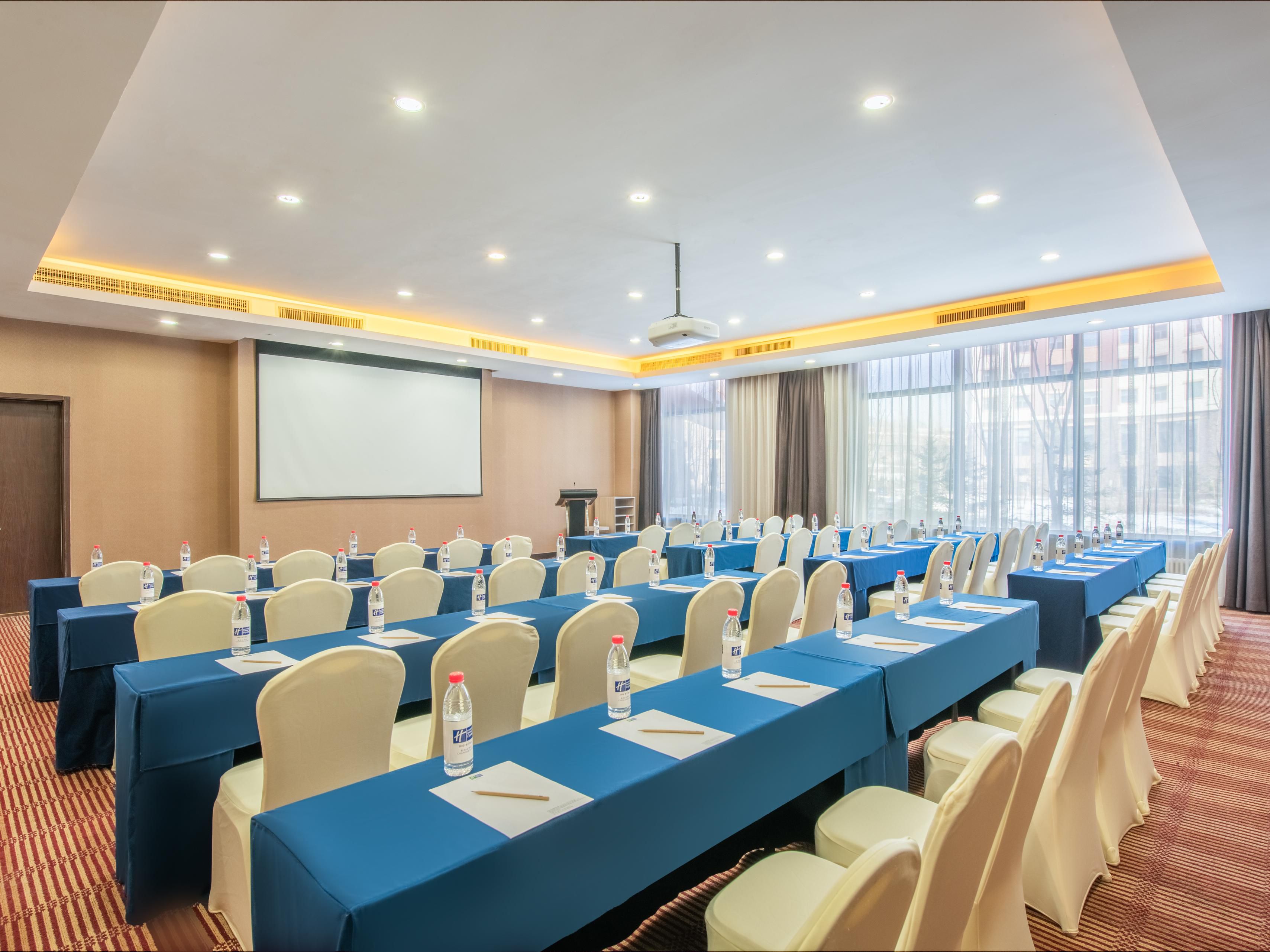 酒店会议室颇有特色，以当地植物命名的2个会议厅，设计别具一格，能够灵活组合，来满足各种规模的会议需求。