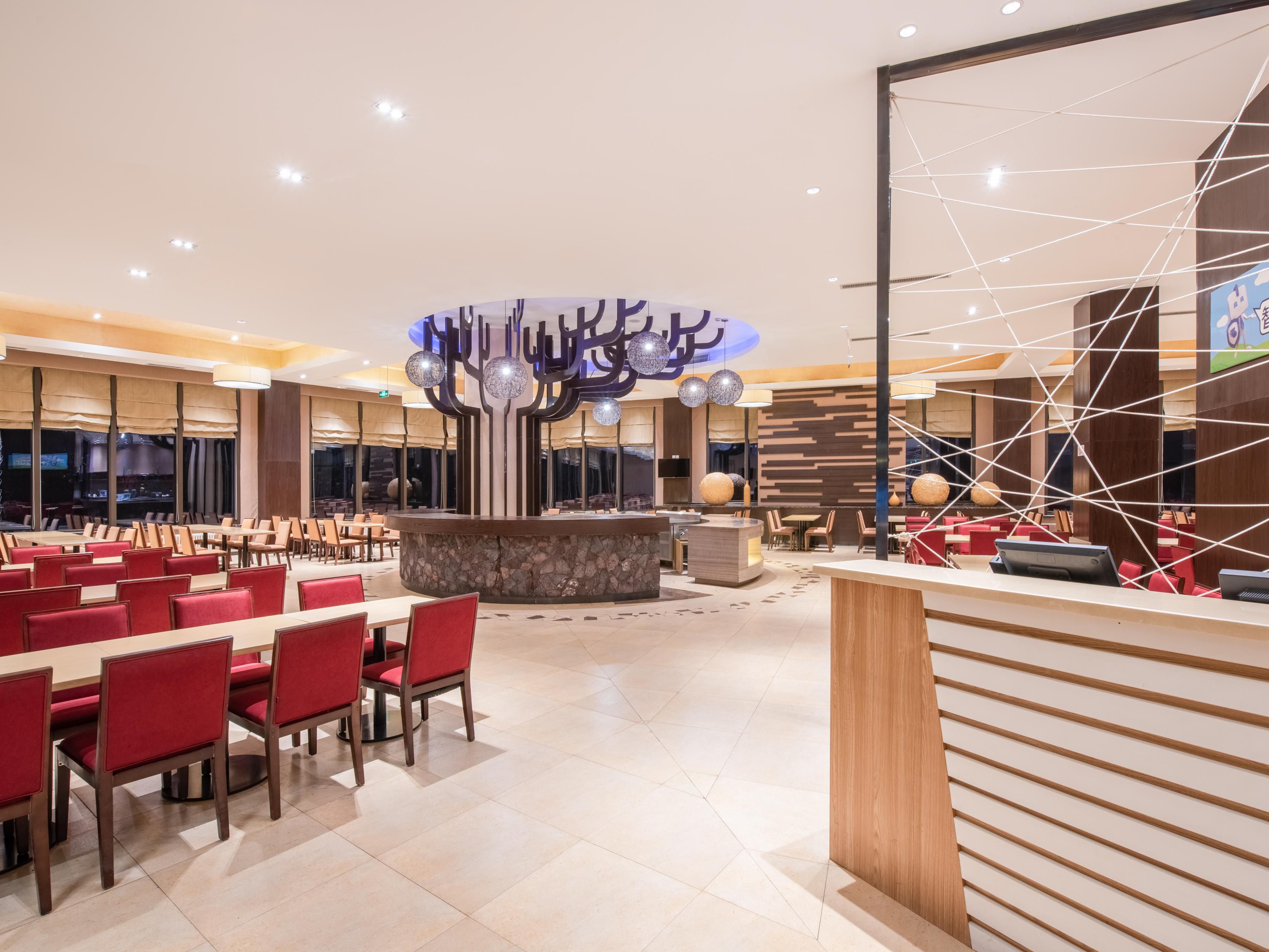 酒店的全日制餐厅-智•空间可令宾客大饱口福，除提供营养丰盛的免费自助早餐外，还供应琳琅满目的单点美食，冬季火锅套餐，现场手工拉面，地道东北铁锅炖等，为大家的味蕾带来无限惊喜。