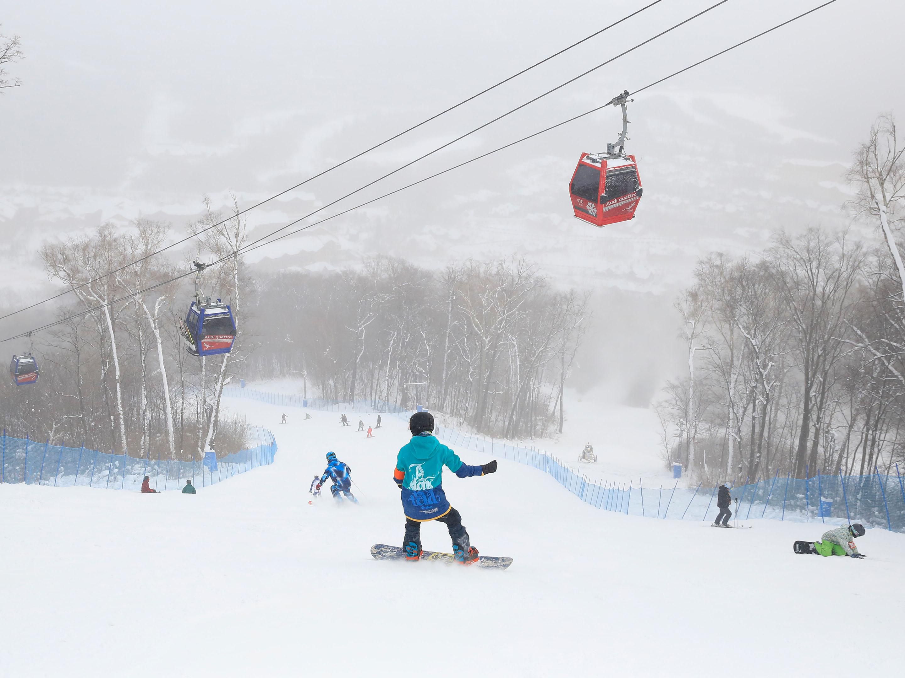 2024.11.16-2025.3.31期间入住酒店每间房均包含：滑雪、哇酷戏雪乐园、室内水乐园、汉拿山温泉、次日早餐，机场穿梭巴士接送服务。积分兑换及特殊折扣价格的房间不适用。详细内容可咨询酒店前台。滑雪，包括含头盔、雪具、缆车及魔毯使用，不包含寄存柜、雪服、风镜与手套，可在滑雪服务中心租赁；