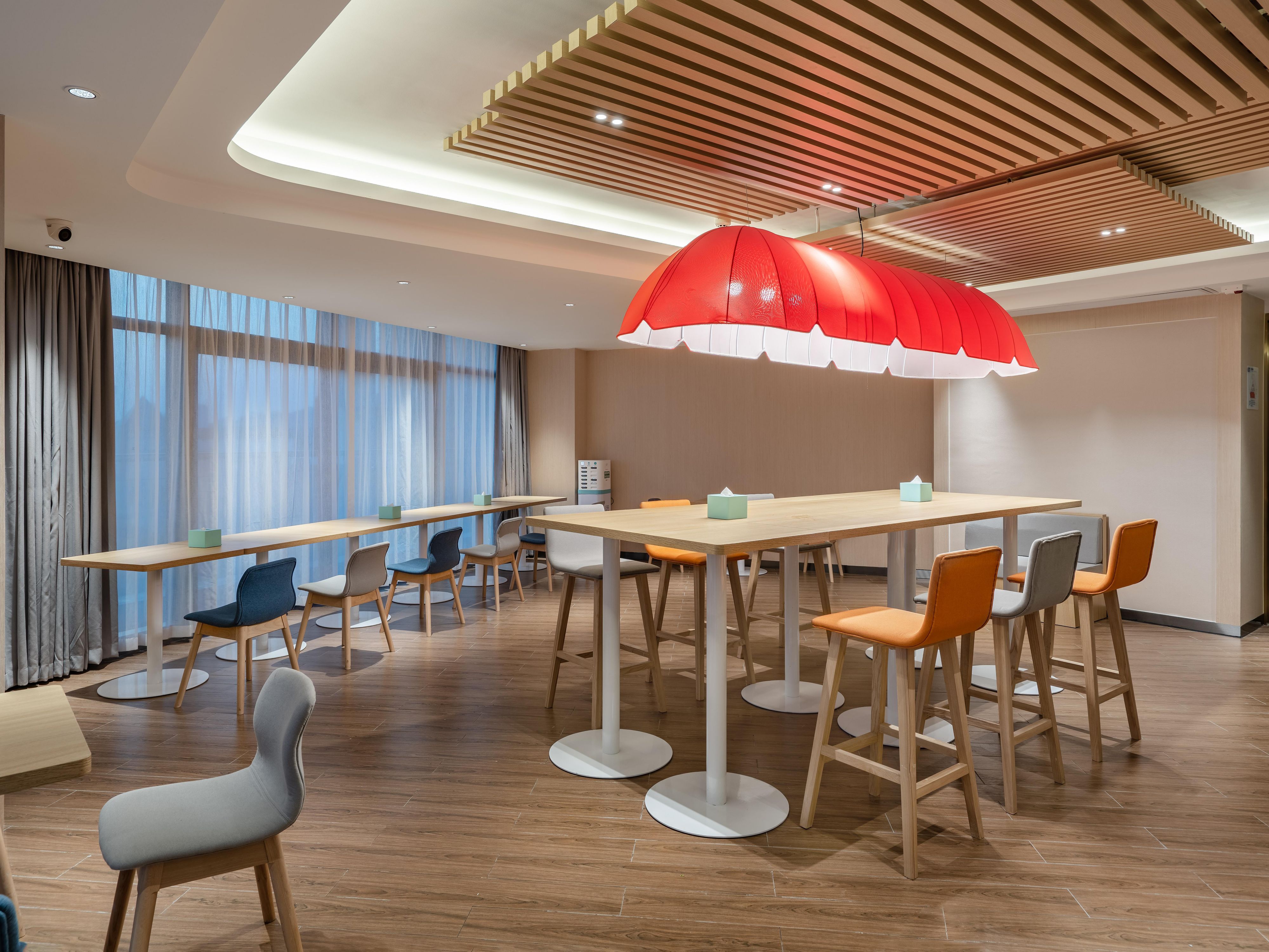早餐厅中西早餐与当地特色美食结合，搭配落地窗景观及温馨的装修氛围。