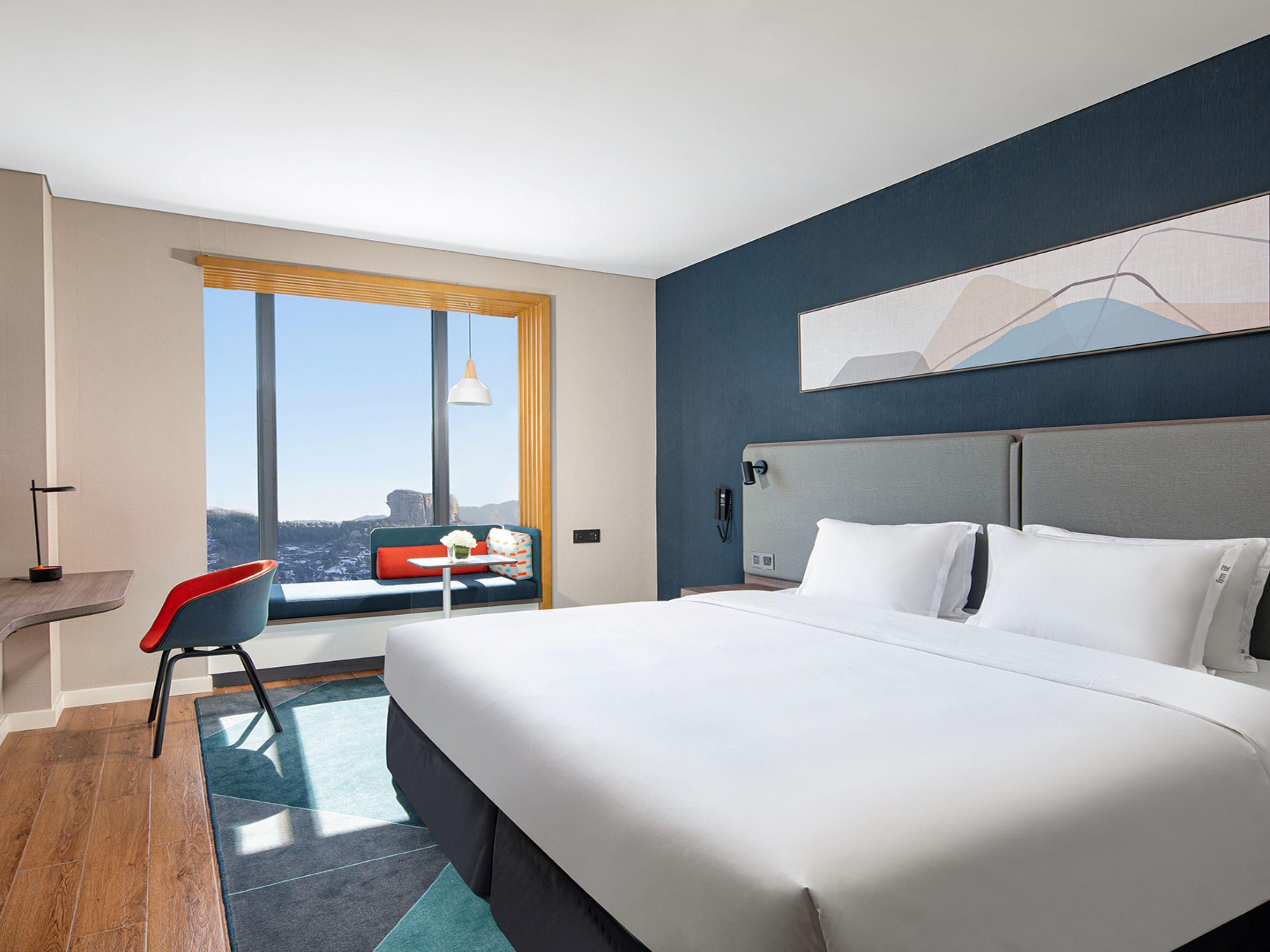 Smart travelers stay with us for business and leisure,traveling globally and locally.What unites them is a common belief and that travel should both be practical and expedient,yet have more to offer.