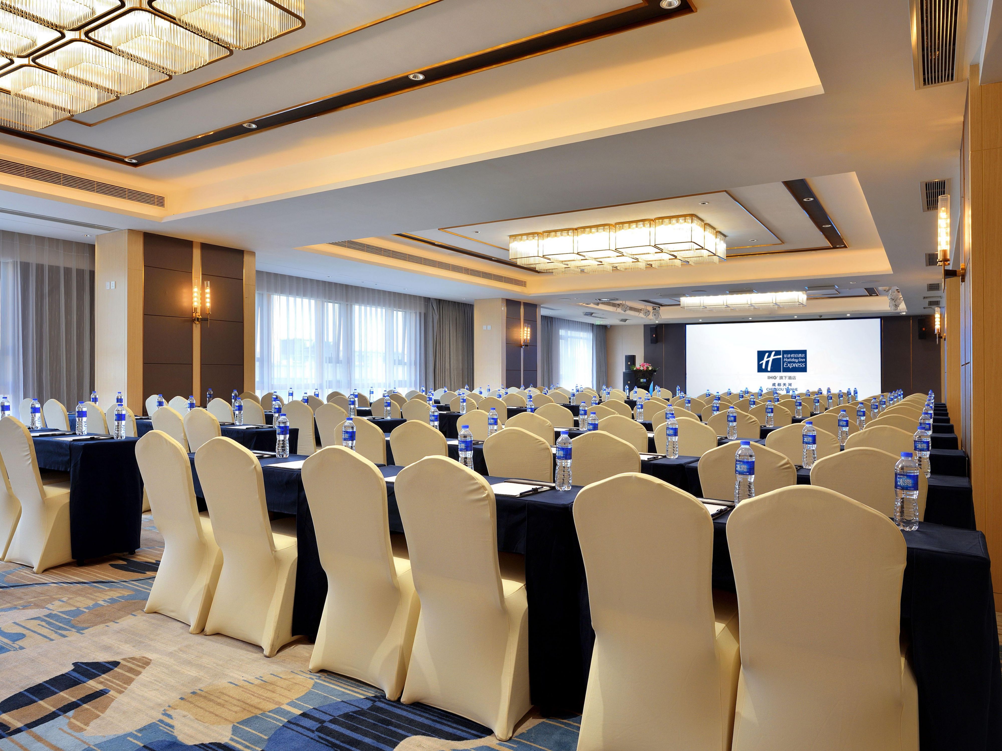 地处郫都与高新西区交界处，距离地铁口80米，是一家可接待200余人住宿、餐饮及会议一体的综合性酒店；