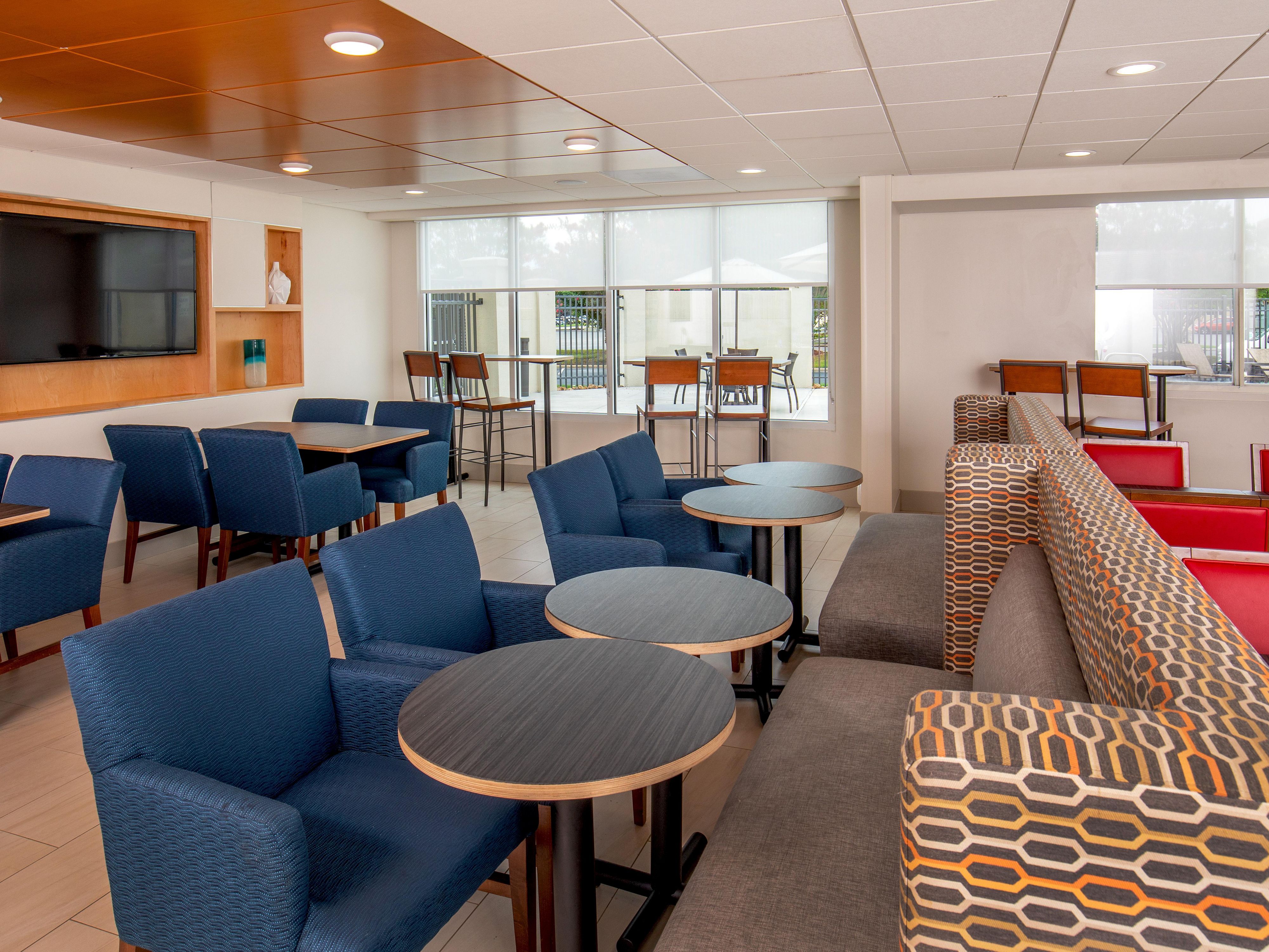 Dig into our free Express Start™ Breakfast full of fresh, hot, and healthy options to help kick start your day. Whether you love eggs and potatoes, or you're ready to grab a quick piece of fruit and toast on your way out, we have everything you need. 
