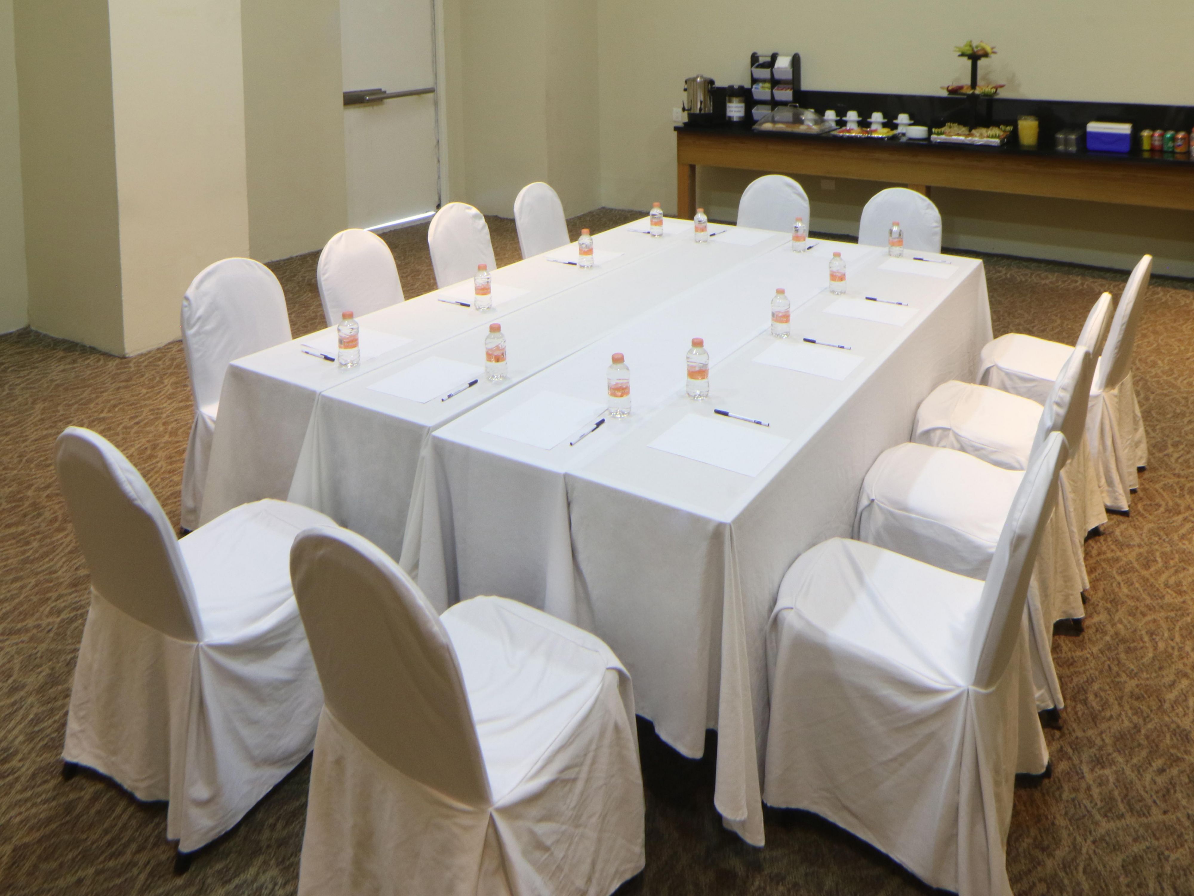 We have event halls for any kind of meeting.
You can contact us for more information.