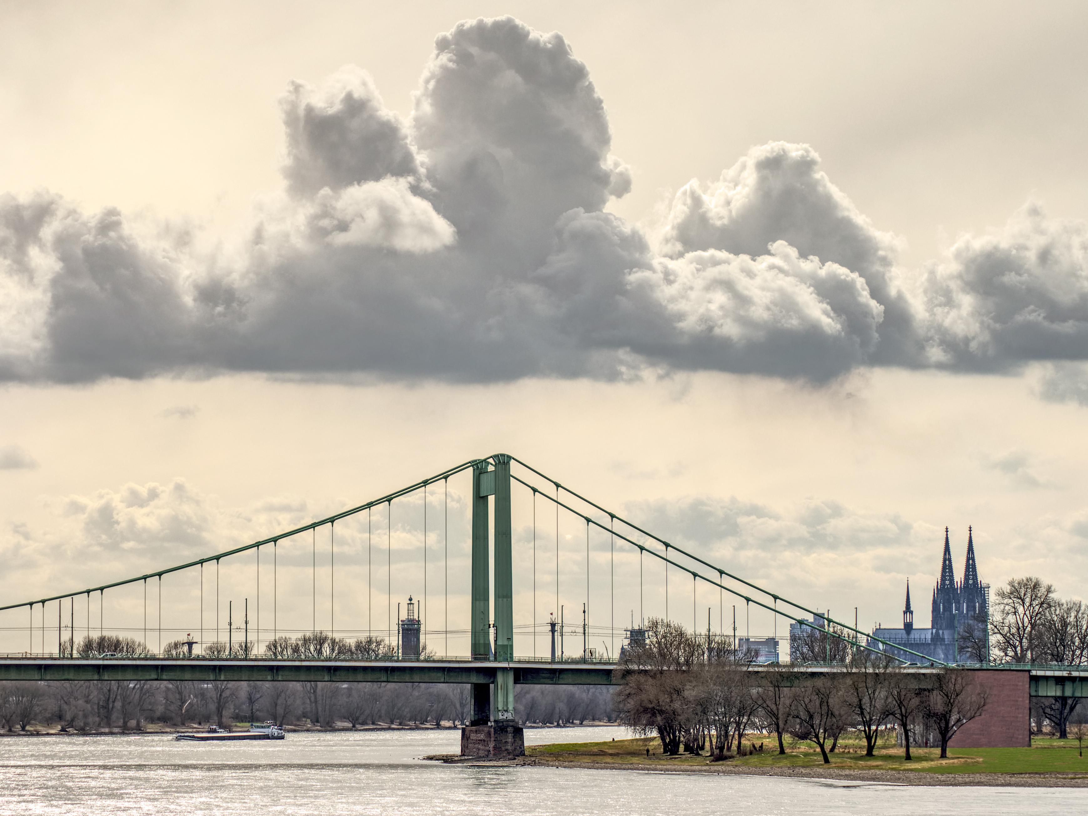 With Cologne’s famous Cathedral, the Museum Ludwig with its notable Picasso collection, and major concerts and sporting events at Lanxess Arena, Cologne has something for everyone. Explore the nearby attractions and book your visit soon!