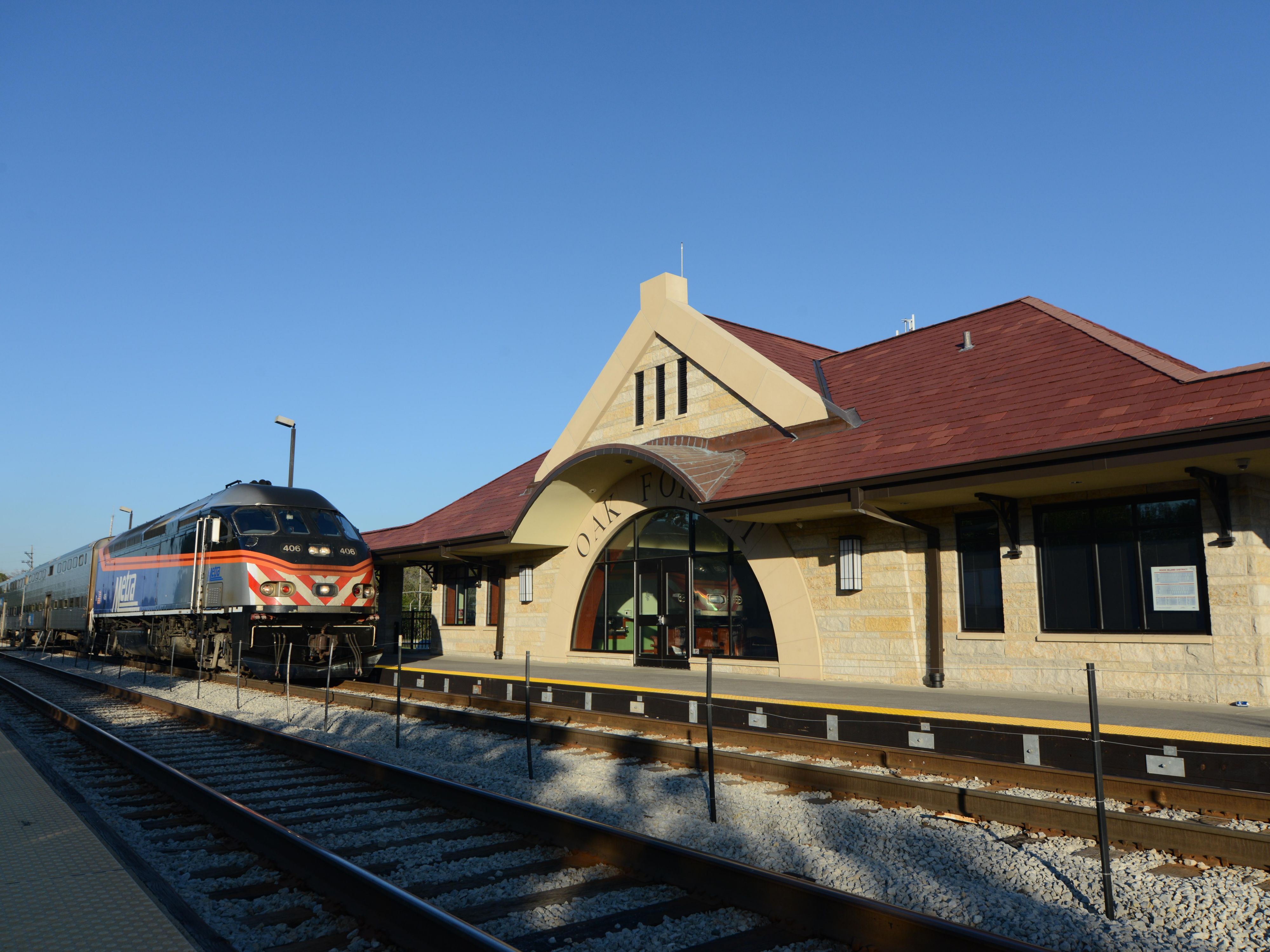 Looking for a stress free way to get to Downtown Chicago. Our hotel is conveniently located 4 miles from the Blue Island Metra. Leave your car there and the train will take you right into Chicago's famous Loop.
