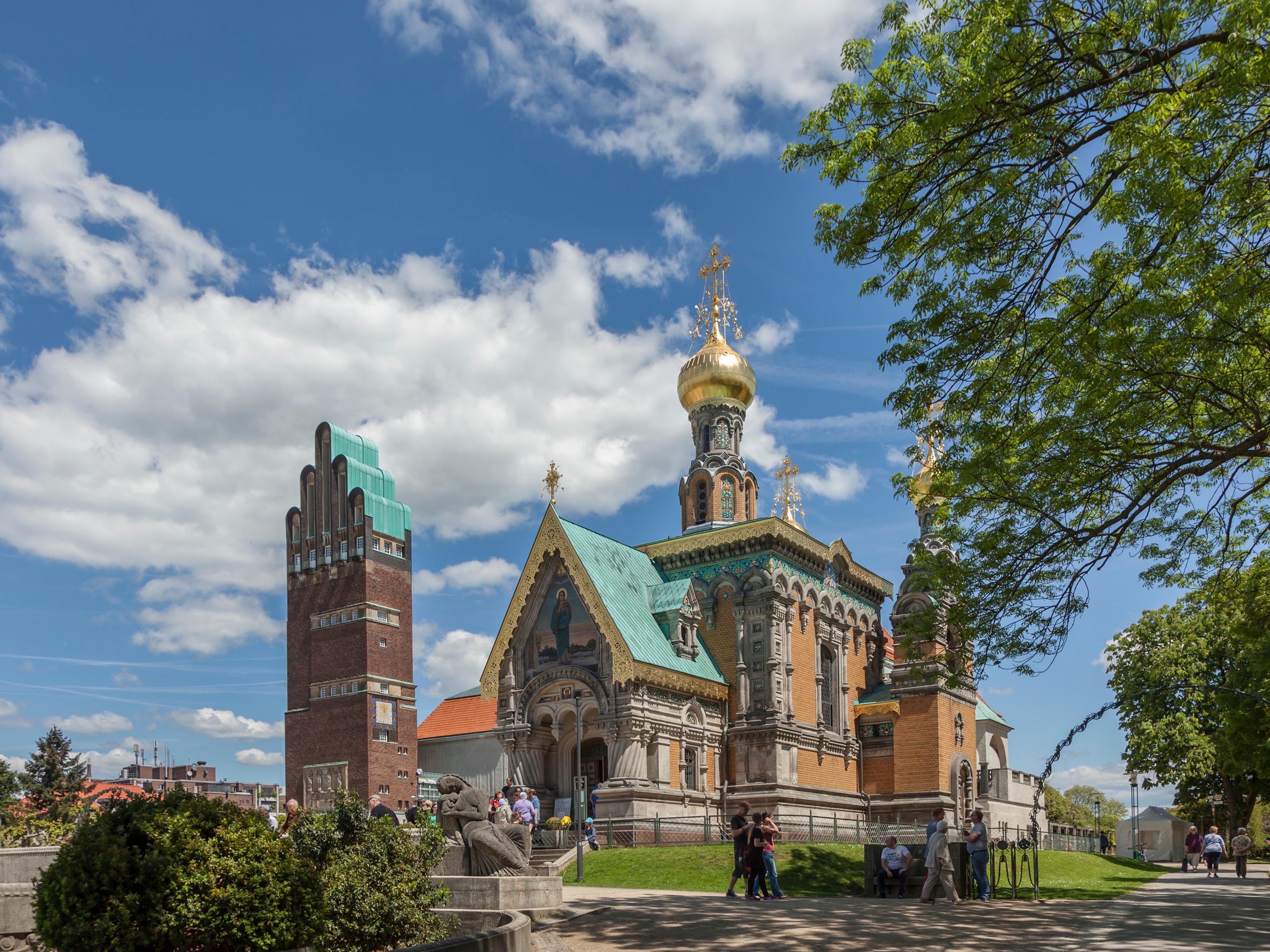 The Mathildenhöhe Darmstadt is a UNESCO World Heritage Site. This was decided by the World Heritage Committee of the United Nations Cultural Organization on July 24, 2021 at its 44th meeting.
The Mathildenhöhe Darmstadt is an ensemble of a wedding tower, exhibition building, museum, artist colony, plane tree grove and artist houses.
