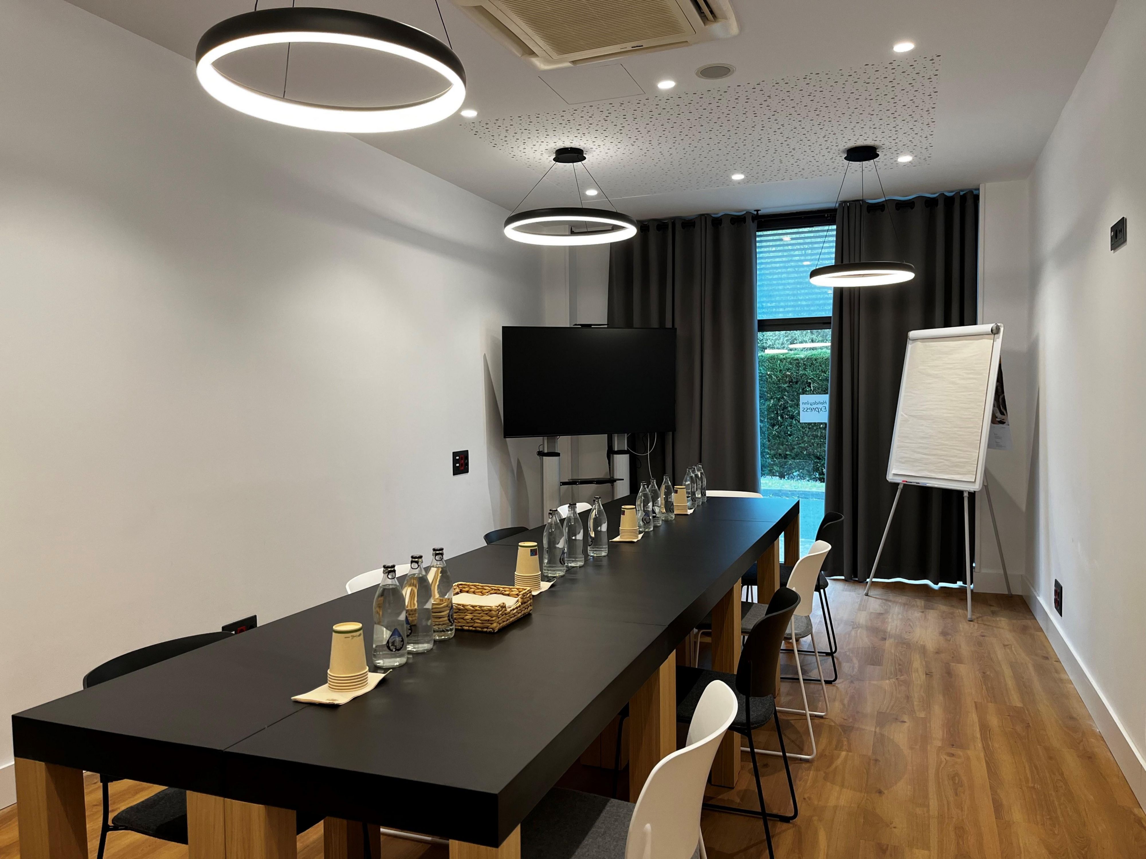 33 square meters Meeting Room with natural light and opening windows. 