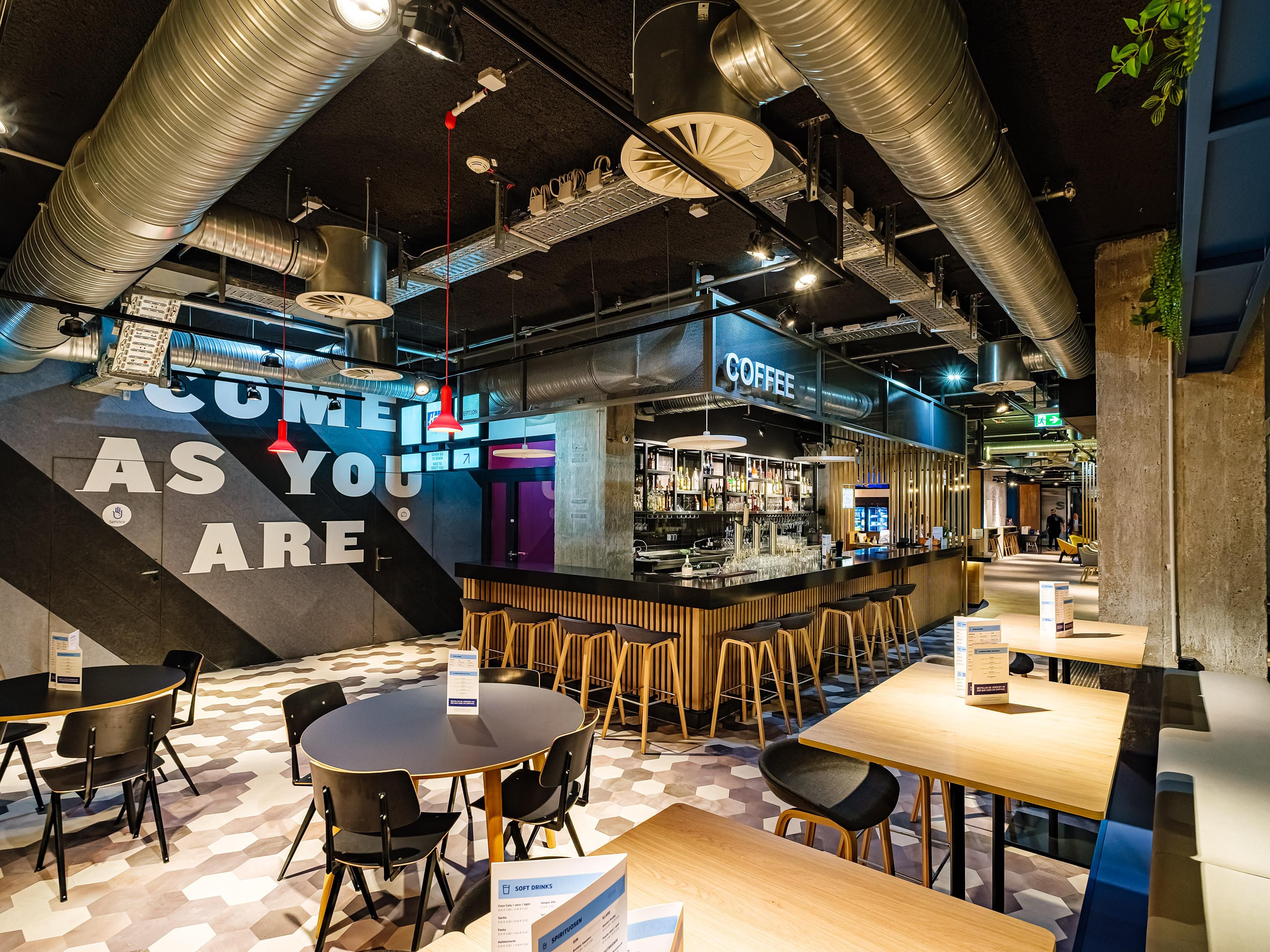 尽情品尝我们的高级金酒或清爽的生啤。需要一些咖啡因吗？全天提供特色茶和咖啡。此外，如果你感到饥饿，还有小吃可供选择。