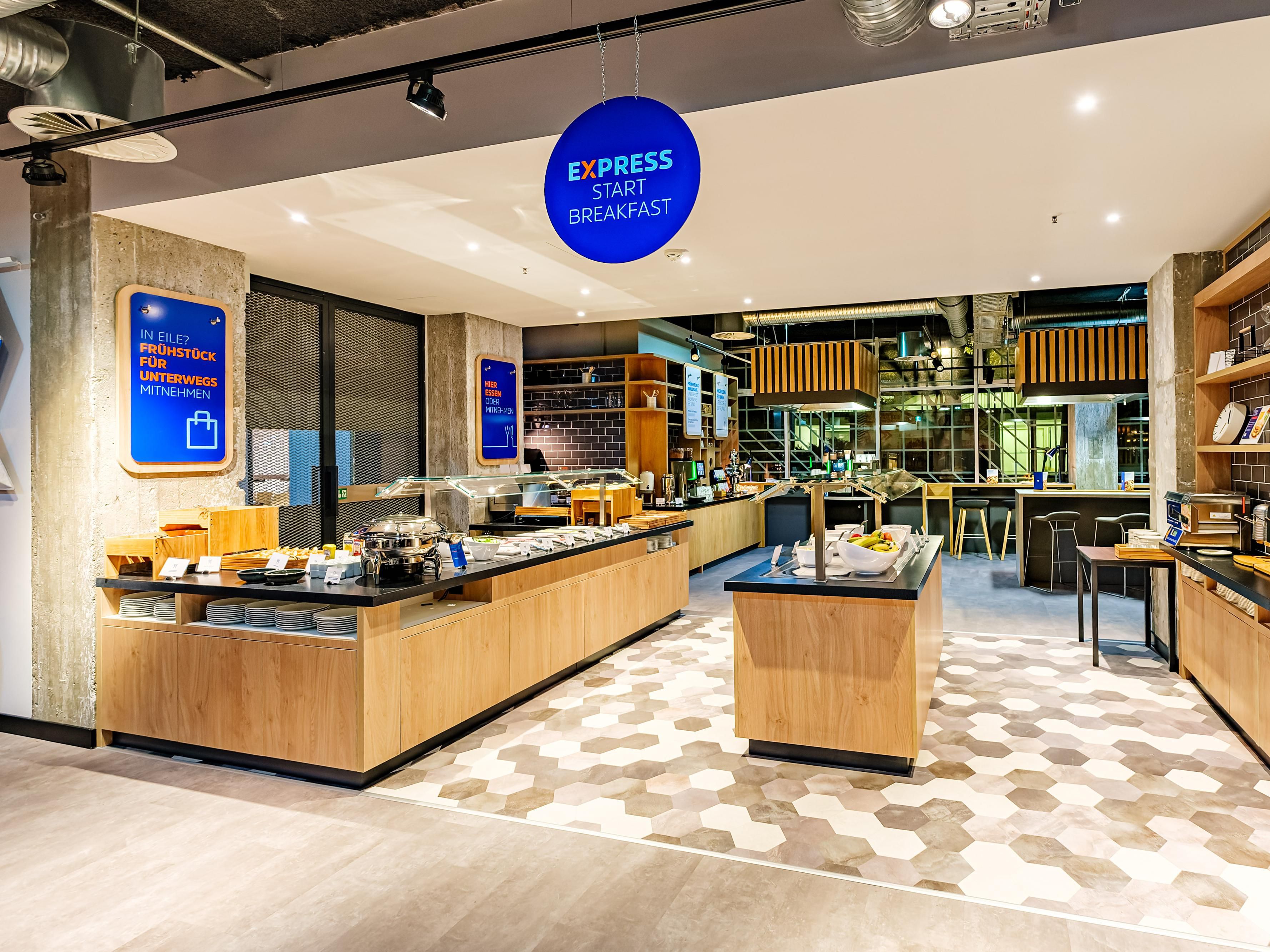 一天中最重要的一餐是早餐！醒來，用一頓美味又新鮮的早餐正確開啟你的一天，總是包含在你的住宿中。