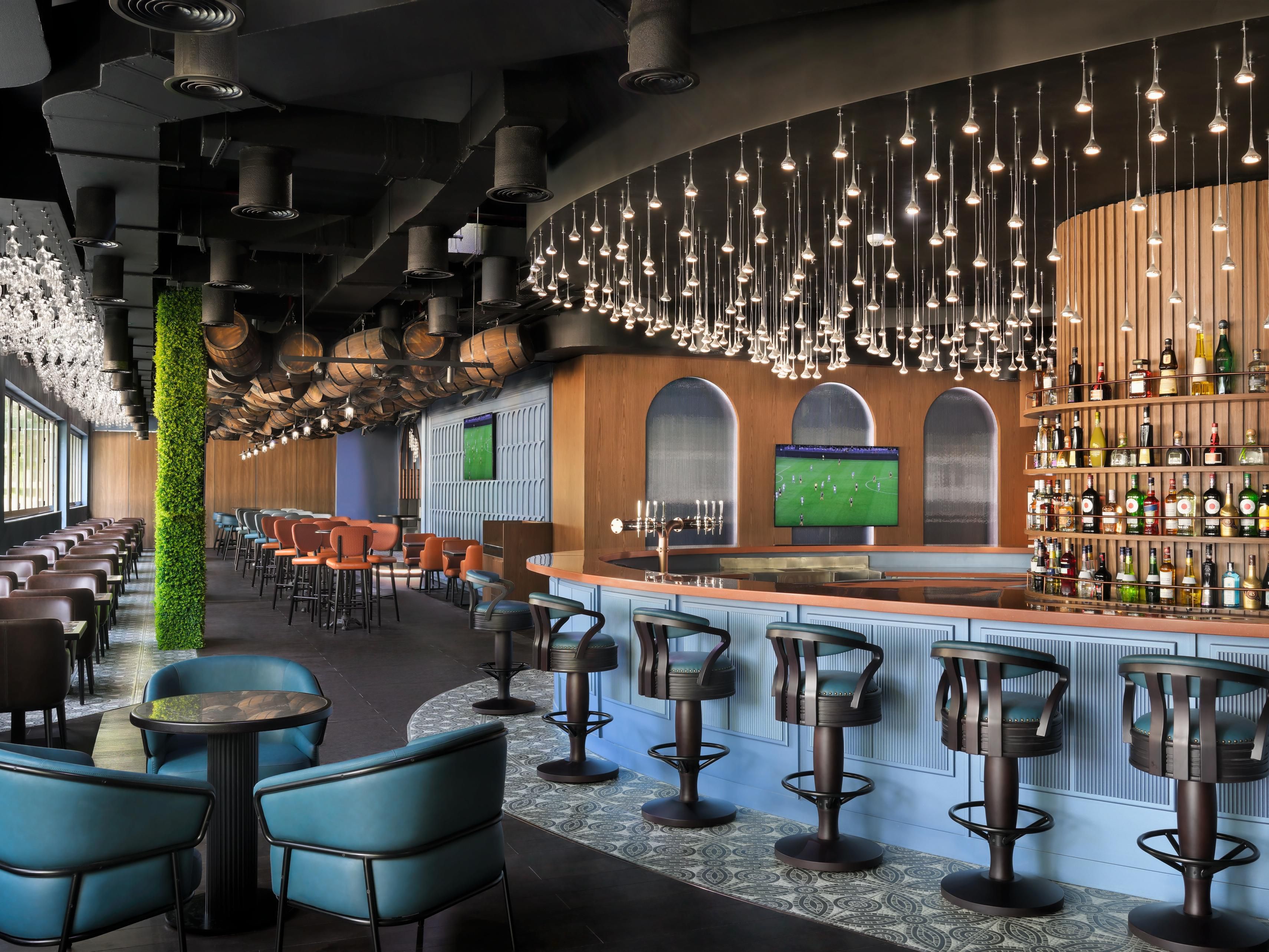 Goose and Gander offers the charm of a classic London pub in Dubai, with a warm atmosphere, quality food, and great drinks. Enjoy craft beers, cocktails, and British-inspired dishes made with fresh ingredients. Perfect for lunch, after-work drinks, live sports, or a fun evening out.