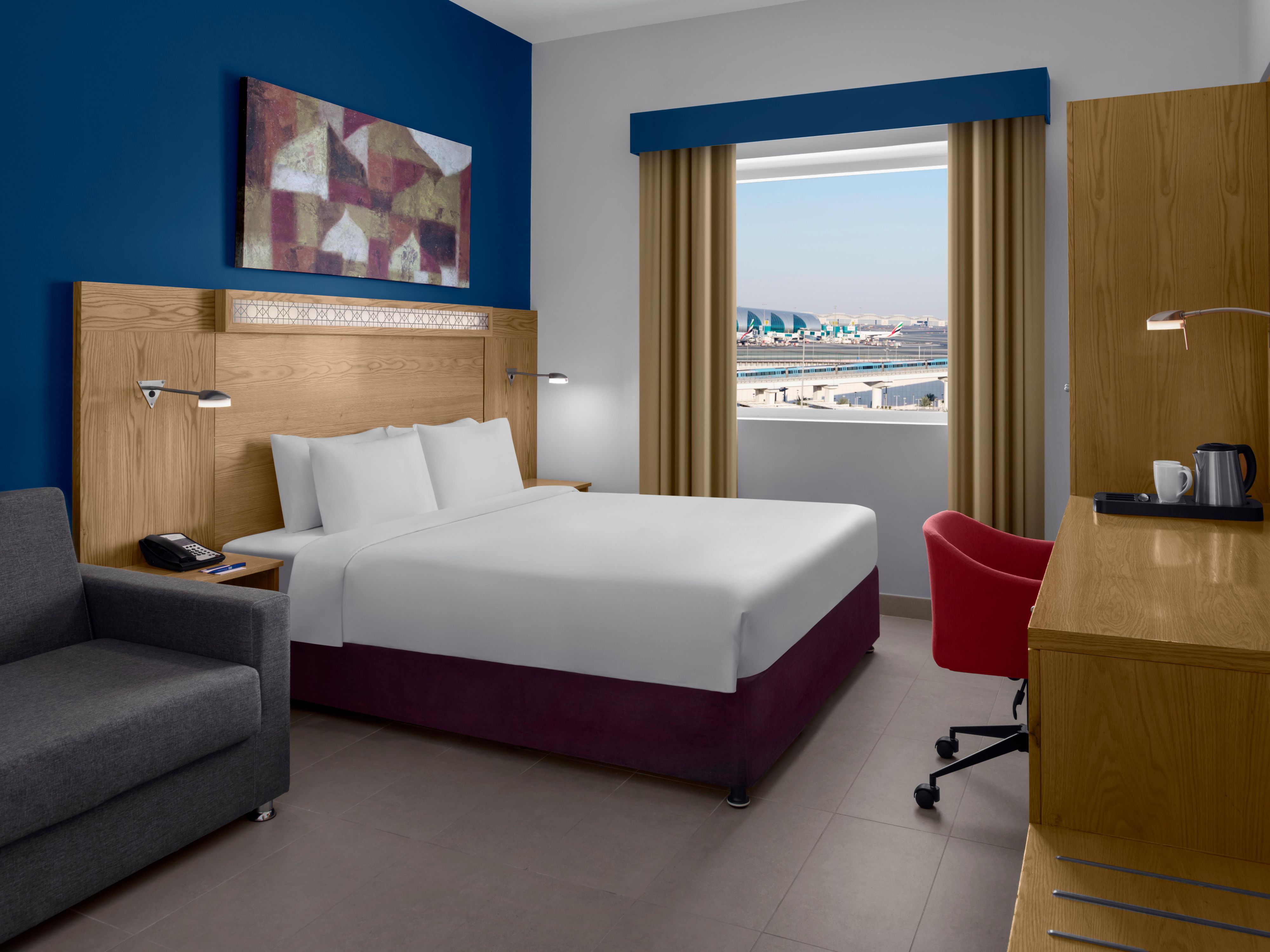 Standard king room with Terminal 3 airport views
