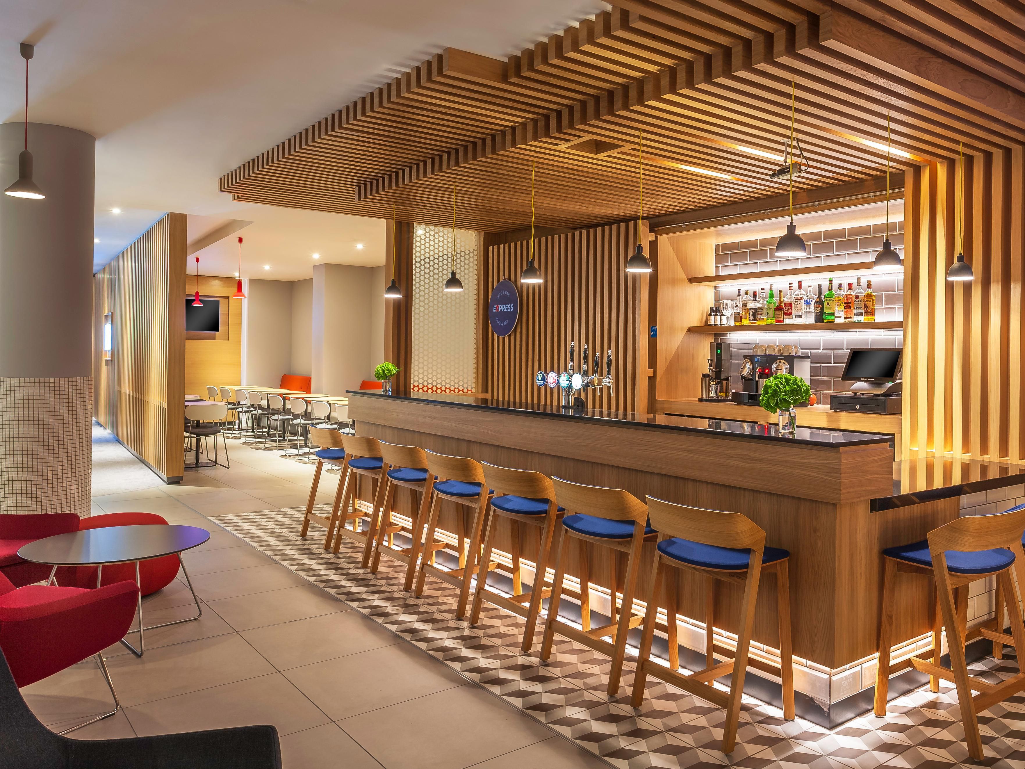 Sample one of our wide range of alcoholic or non alcoholic beverages from our Express Bar,  then sit at the bar counter or kick back in one one of our bucket chairs to watch our lounge TV. Lunch and Dinner options also available from our all day dining menu, full to the brim with delicious choices such as burgers and curries.