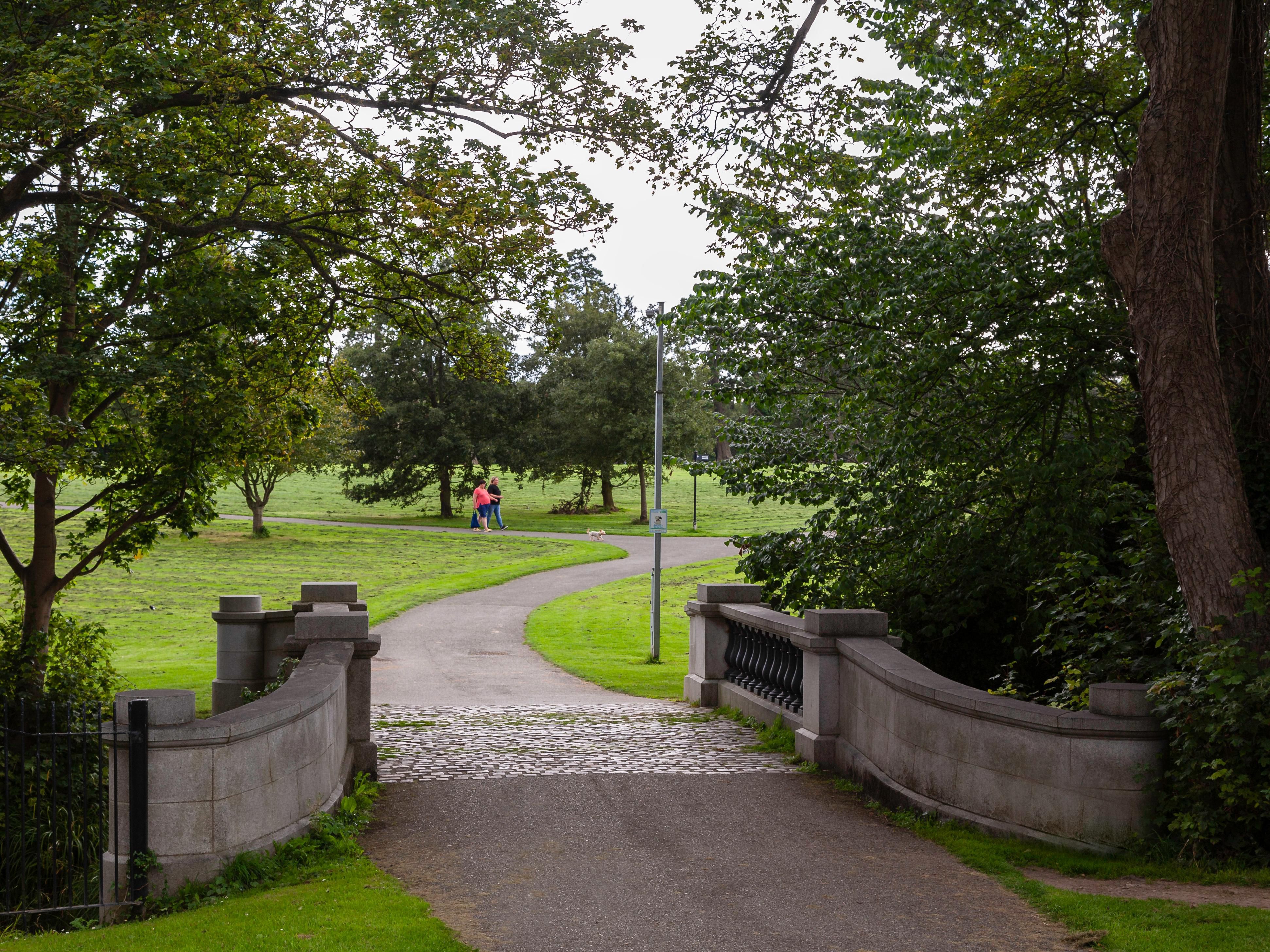 Take a stroll in the leafy Northwood park, and feed the ducks or watch the swans swimming in the lake. For jogging enthusiasts, ask for a running map from the hotel reception and try out one of the routes through the park.
