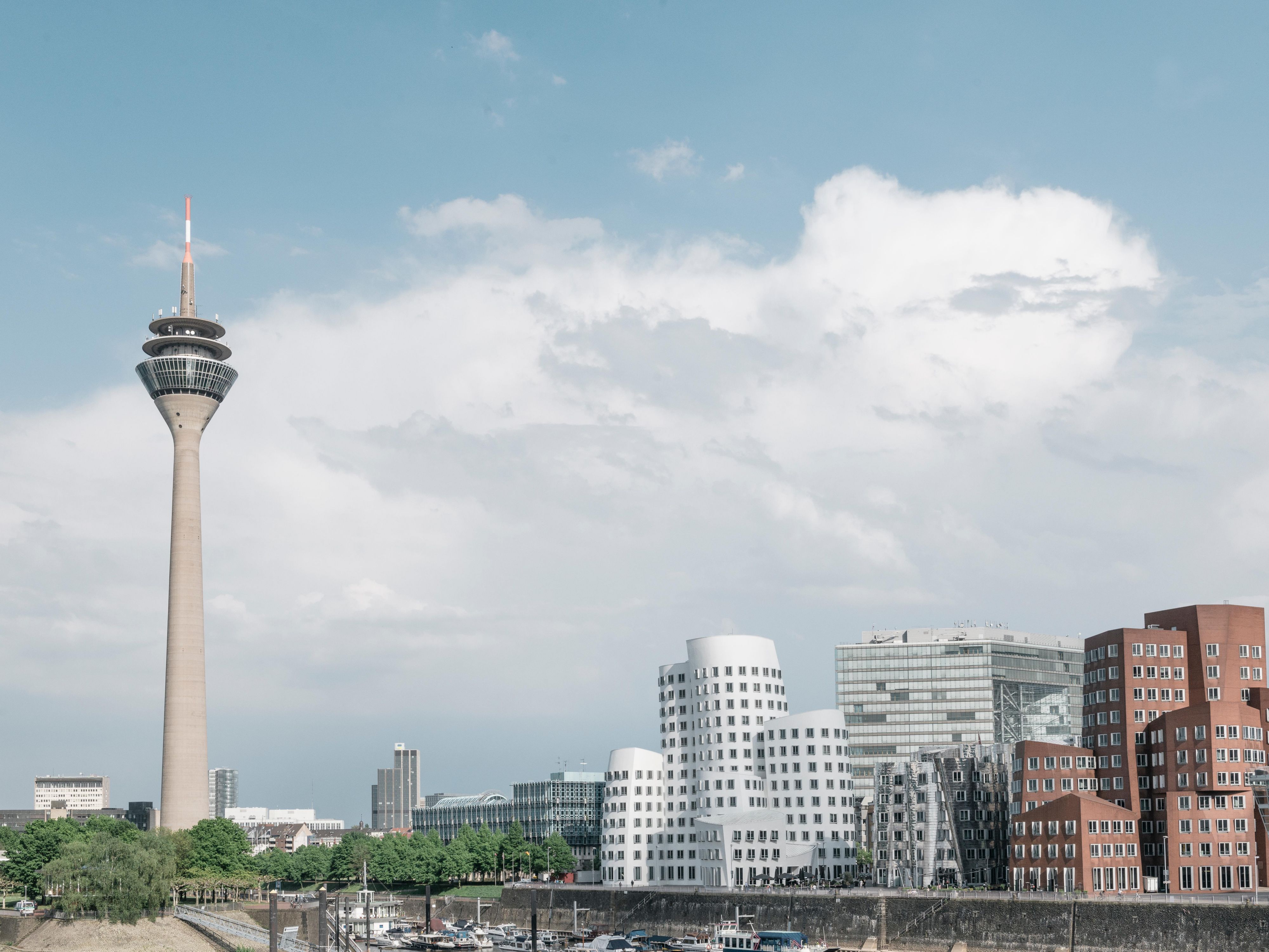 Discover nearby landmarks such as the Capitol Theater, located directly opposite the hotel, as well as the Rhine Tower, MedienHafen, Classic Remise, and the Kunstpalast museum, all easily accessible via public transport. 