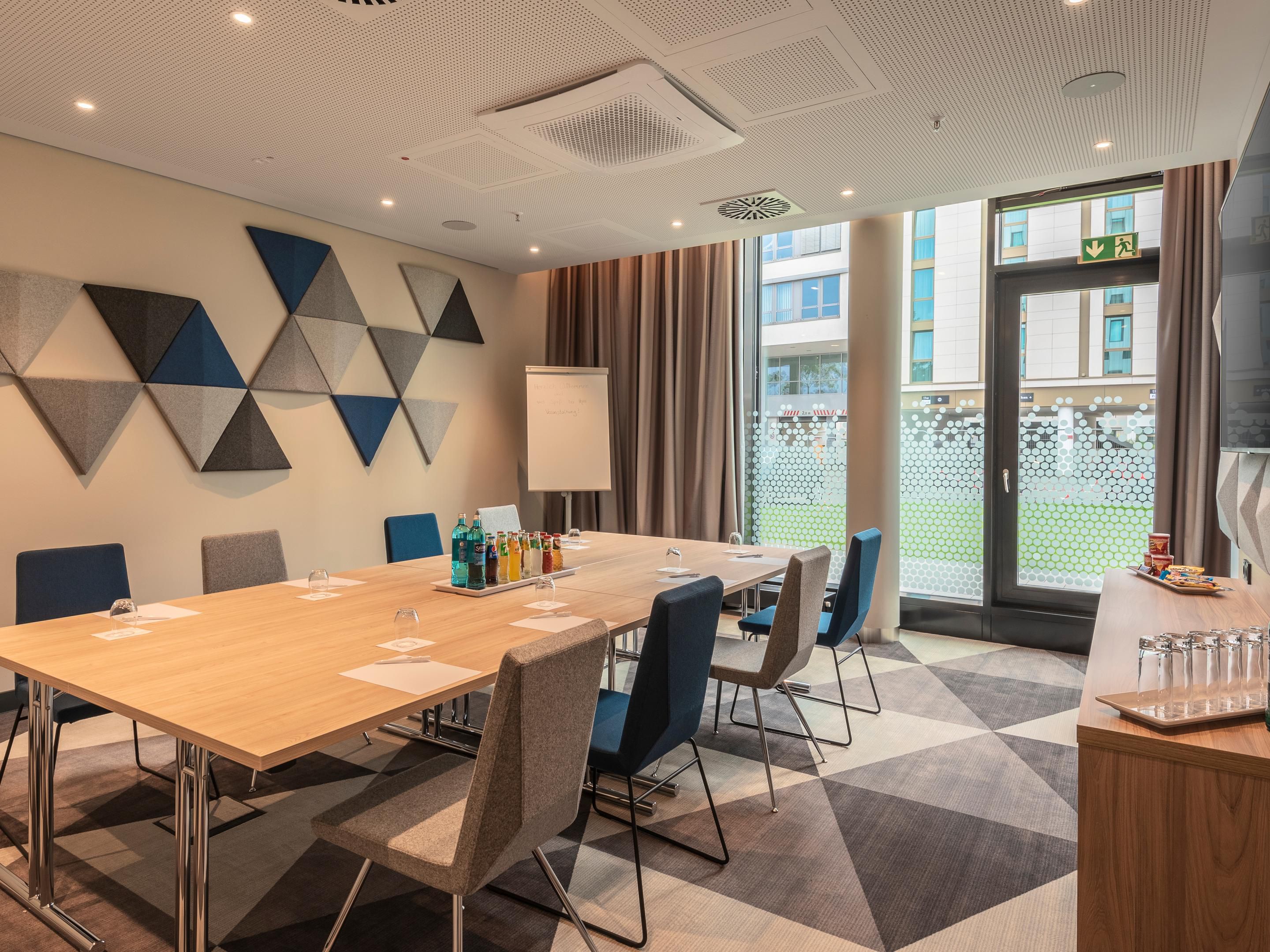 Plan a more sustainable meeting experience at Holiday Inn Express Düsseldorf - Hauptbahnhof. Host an event with ease, with two flexible event spaces, featuring modern design and technology for your success!