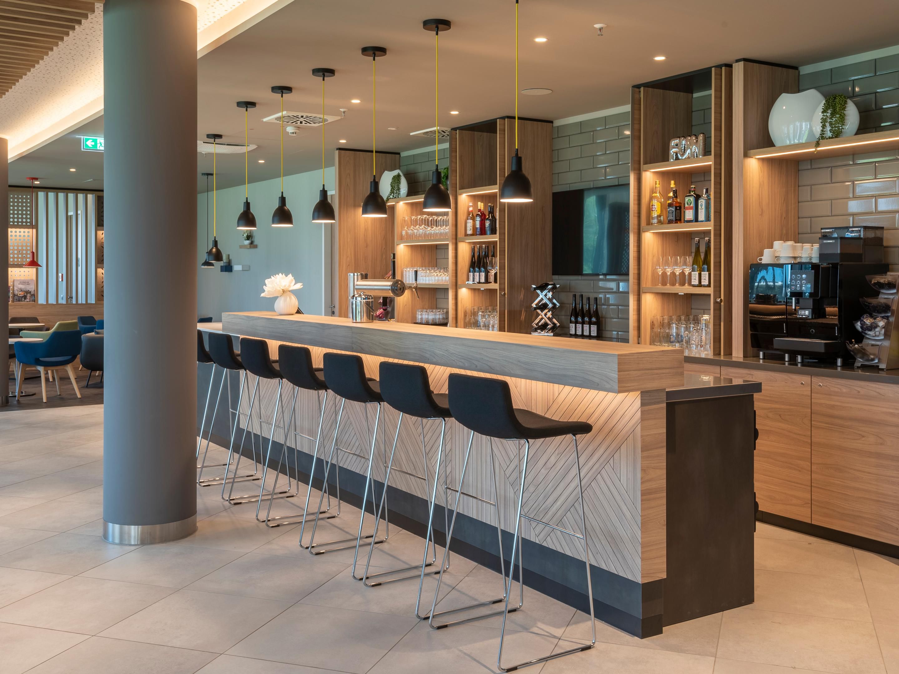 Take a relaxing break after exploring Dusseldorf with drinks at our casual hotel bar. Enjoy cocktails, wine, beer, coffee, fizzy drinks, delicious snacks, and light meals. Meet friends and colleagues for a pint of German beer and enjoy socialising at the bar and lounge.