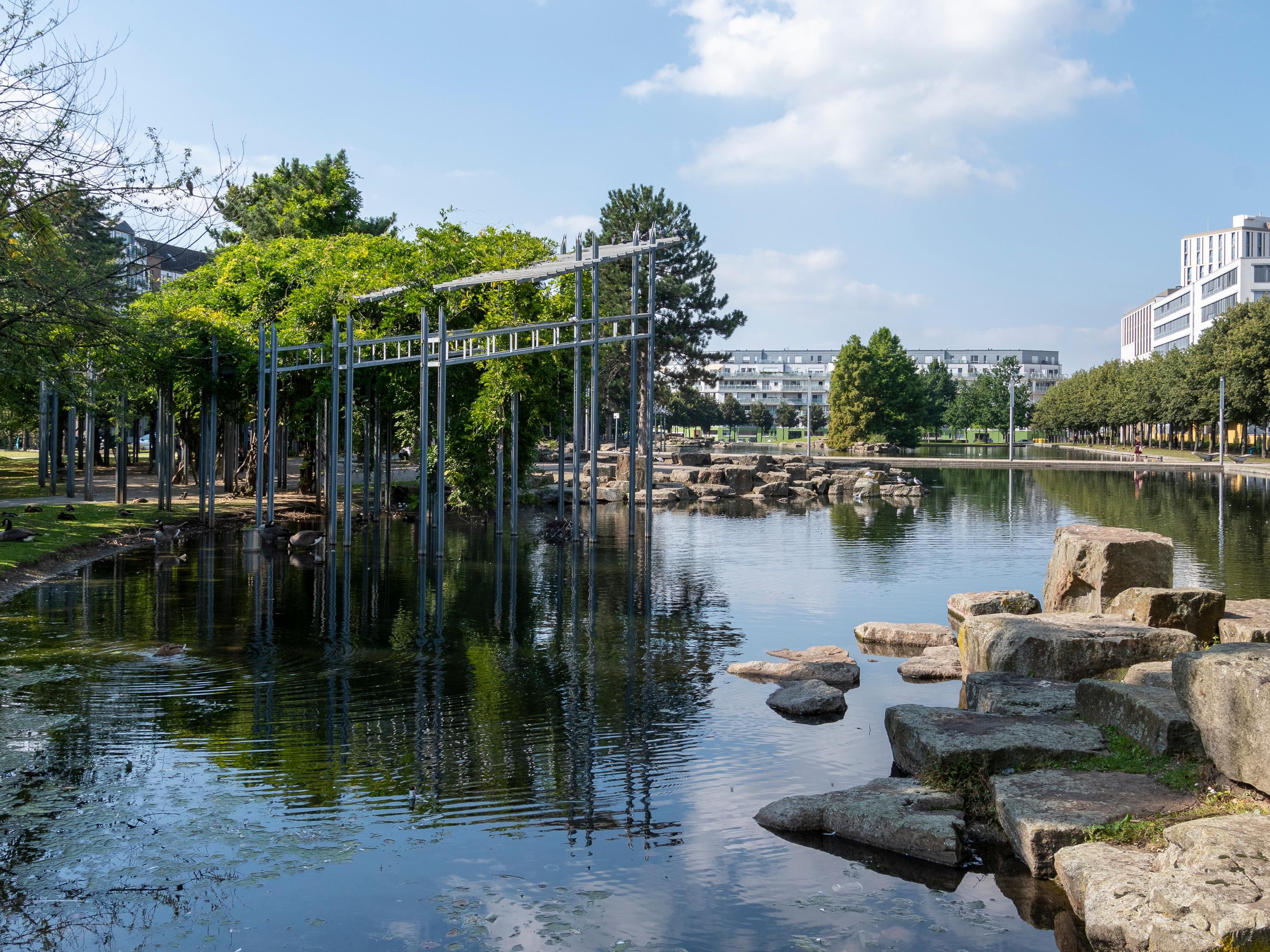 With its spectacular modern architecture, the Europe’s most luxurious shopping street and the latest theatre shows and events, Düsseldorf has something for everyone. Explore the nearby attractions and book your visit soon!