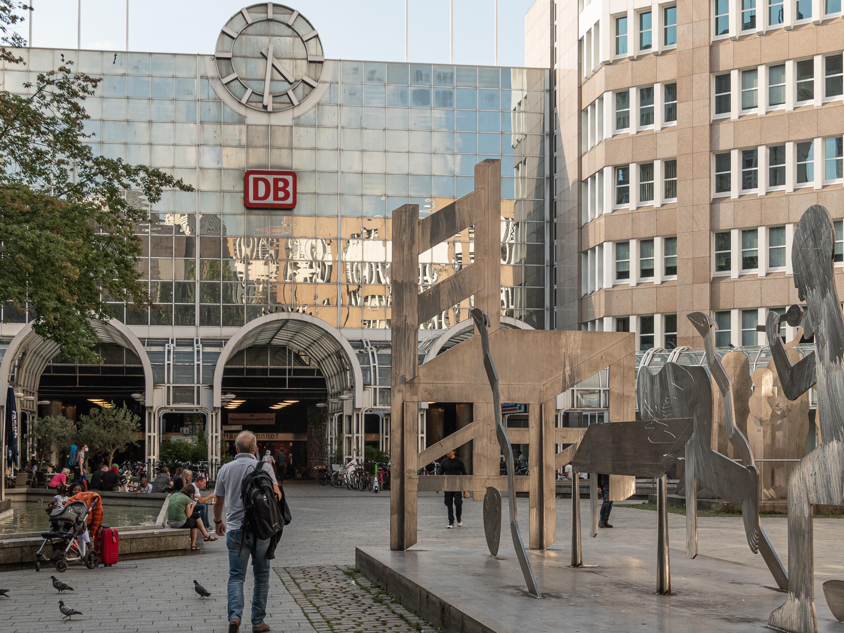 Located just 7 minutes walk from Central Station, our hotel provides a welcoming retreat for travellers. Whether you're seeking comfort, convenience, or simply a moment of respite from your journey, we've got you covered.