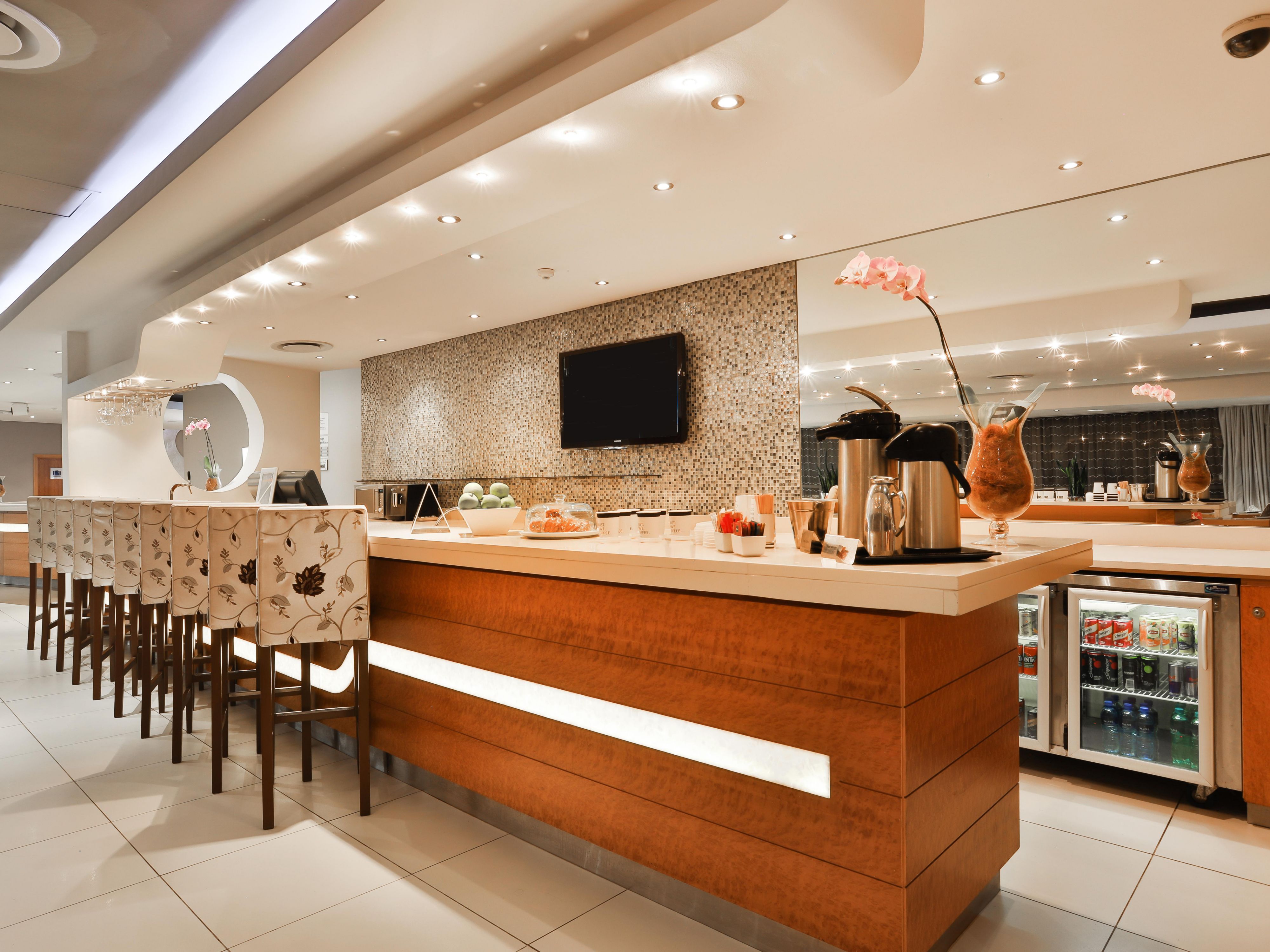 Unwind in our inviting bar area, perfect for meeting colleagues after a productive day or catching up with friends over a drink. Enjoy a wide selection of beverages in a comfortable setting. Whether you’re winding down after work or starting your night out, our bar offers the ideal atmosphere to relax and socialise.