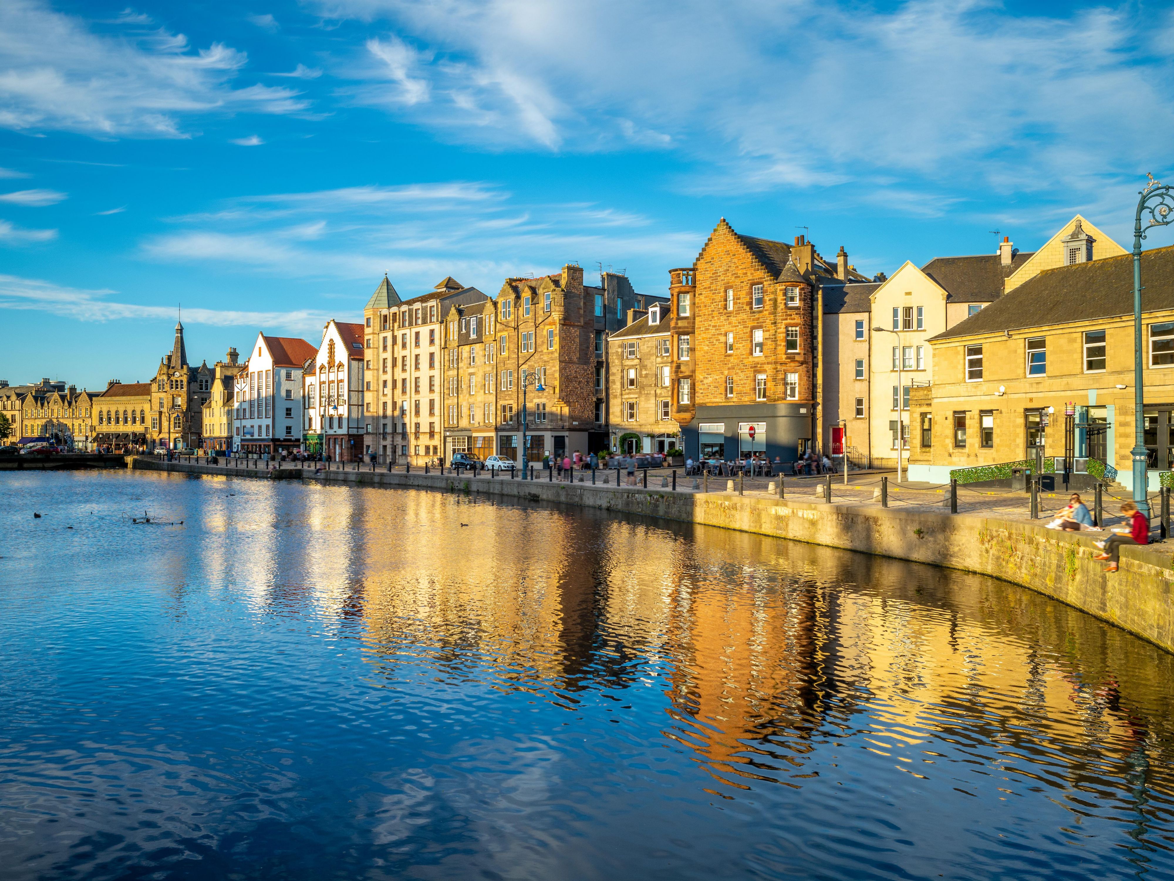 从酒店步行即可到达爱丁堡生机勃勃的滨水区利斯（Leith），领略其活力四射的魅力。充满历史、创意和文化气息的利斯，将时尚咖啡馆、艺术画廊和独特商店完美地融合在一起。您可以沿着风景如画的海岸漫步，探索著名的 “爱丁堡之光”。