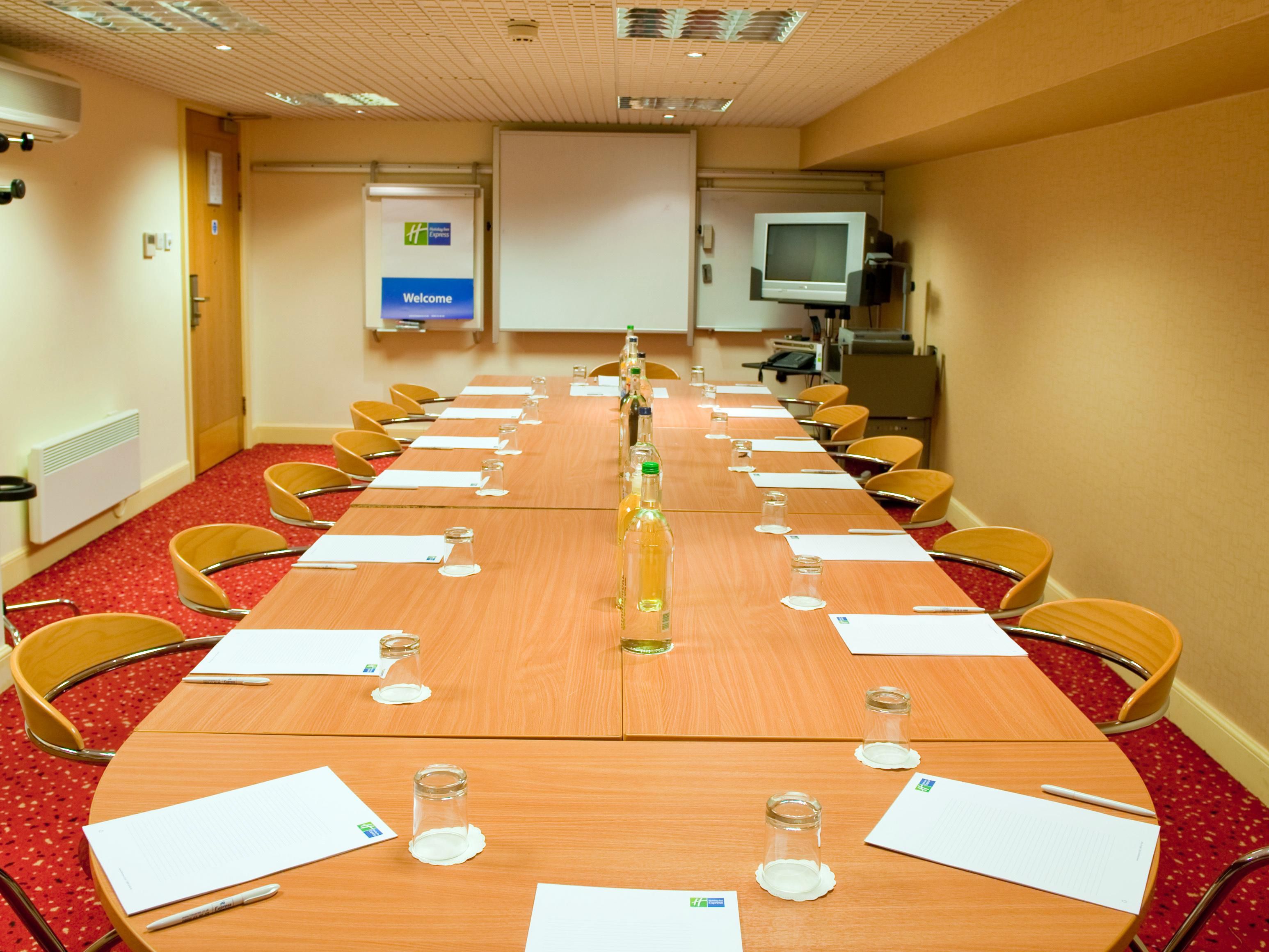 The meeting room is an ideal place for your meetings which can seat 12 people, making it ideal for training, small conferences, product launch or strategic briefings.