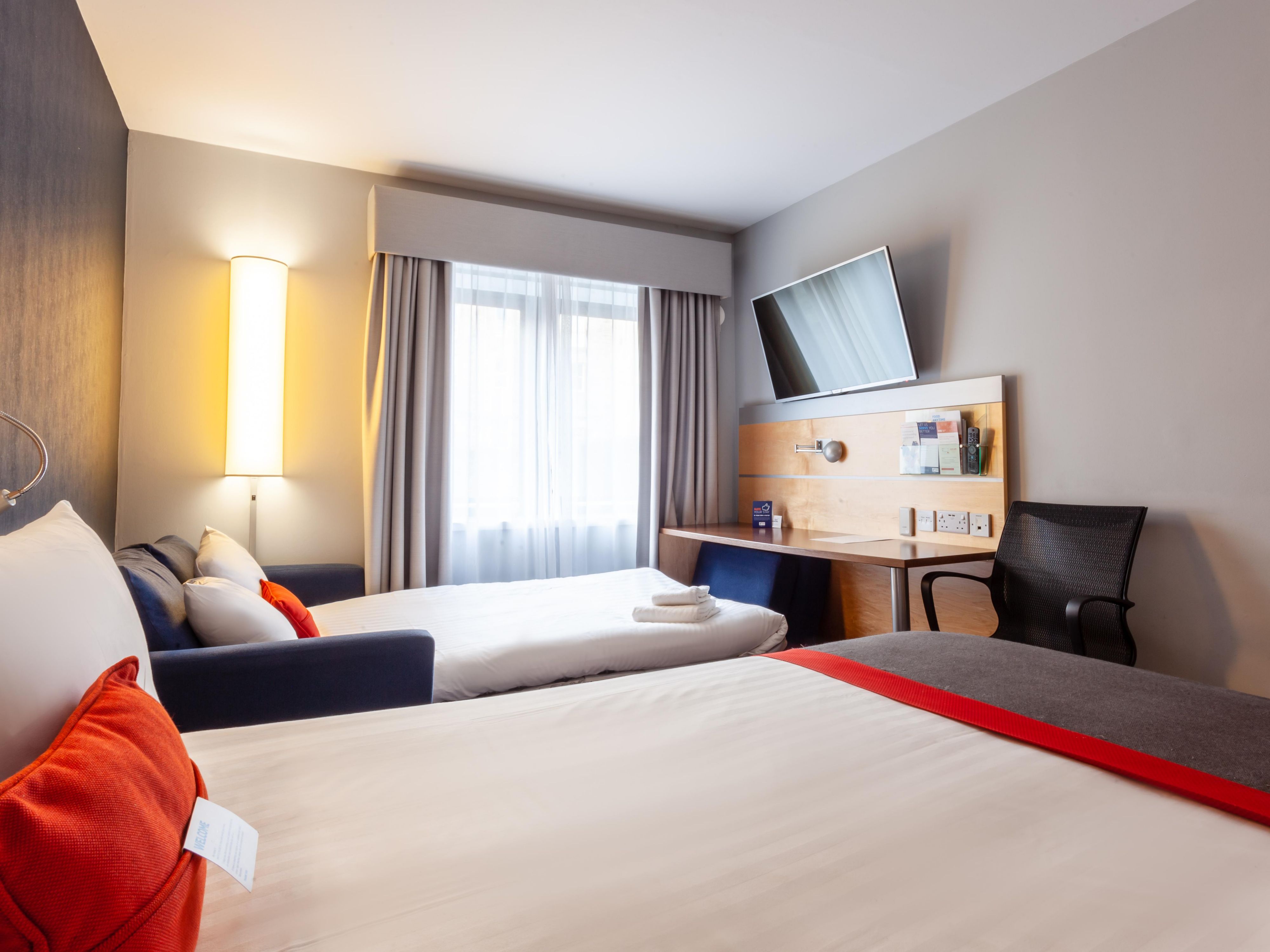 与全家人一起留下美好回忆！预订我们带沙发床的家庭客房，让孩子们尽情享受爱丁堡城市假期。建议带沙发床的客房最多可容纳两名成人和两名 12 岁以下的儿童。