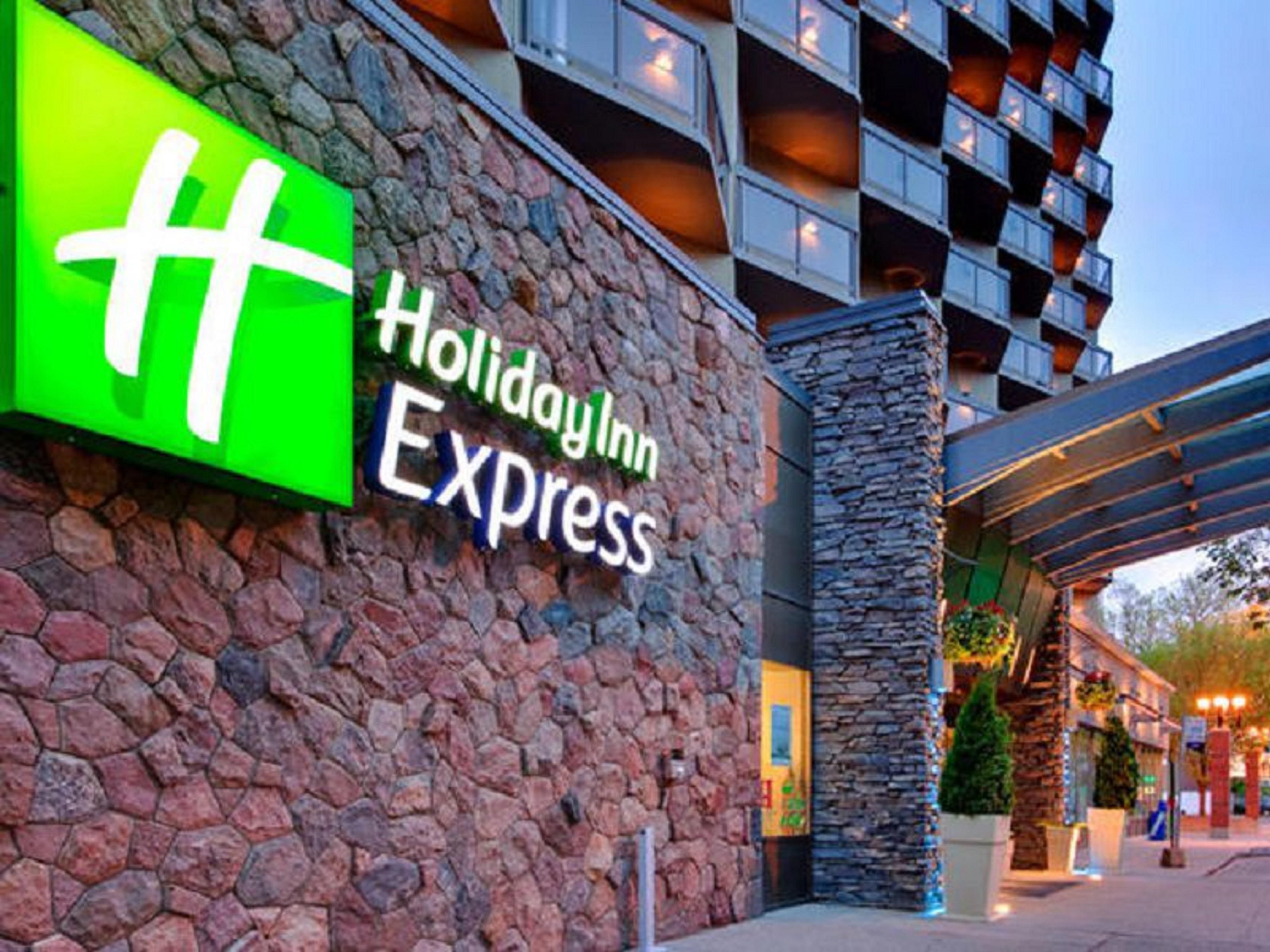 Holiday Inn Express Edmonton Downtown Exterior Feature