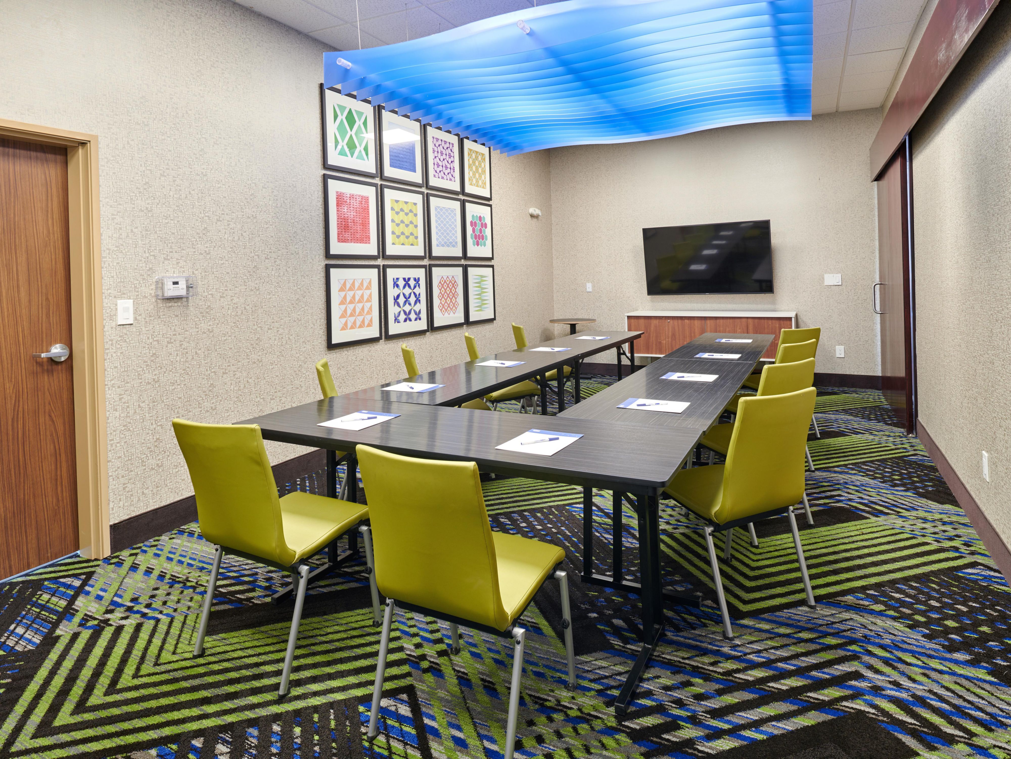 Our meeting room in El Paso is the perfect space to host your next gathering. With flexible seating that can accommodate up to 20 guests, it’s ideal for intimate business meetings or small social events. Equipped with a 55-inch TV and supported by our attentive service staff, we ensure our event runs smoothly and successfully.
