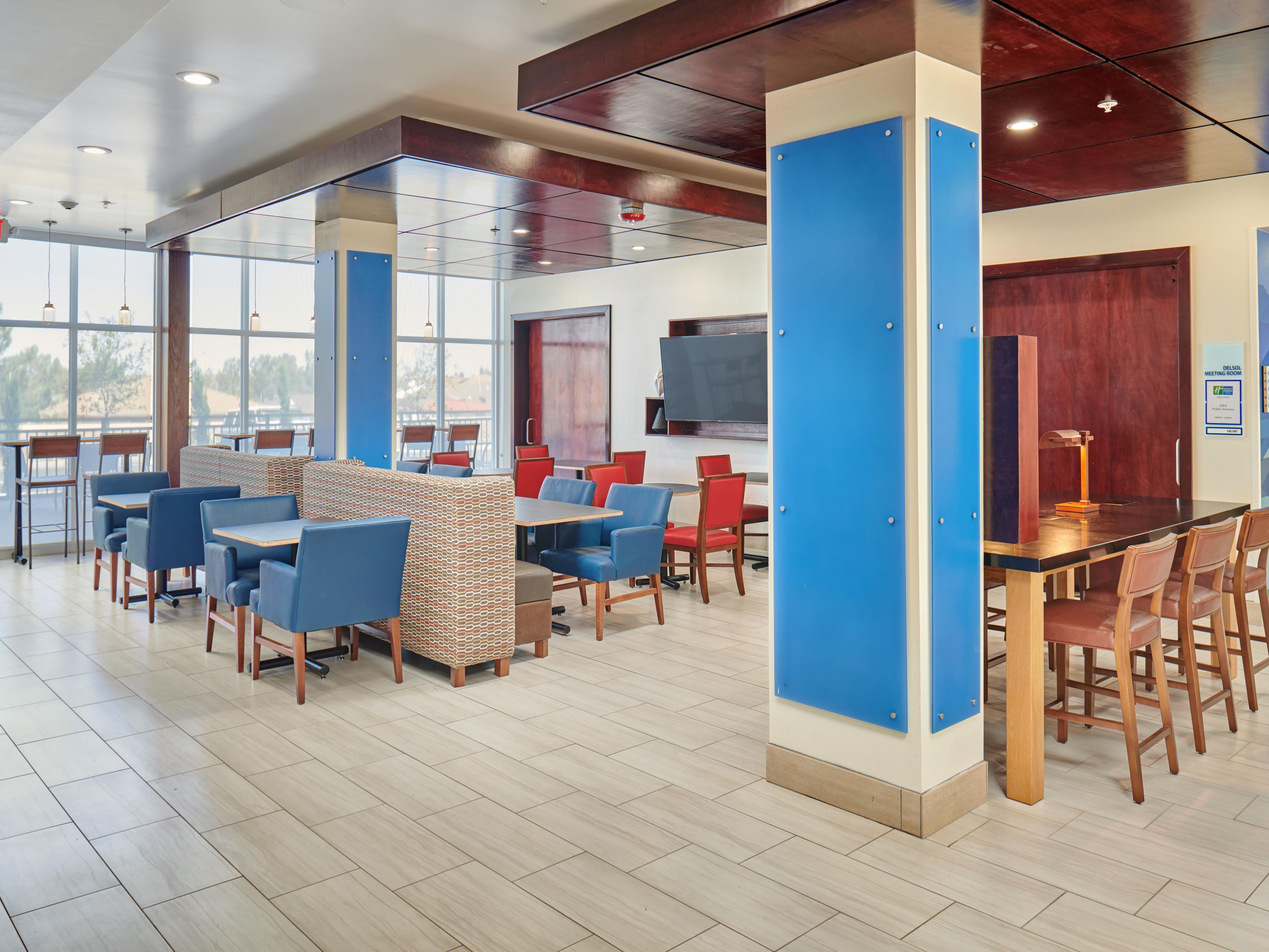 Fuel up for your El Paso, TX, adventures with our complimentary hot breakfast! Enjoy a delicious array of options, including scrambled eggs, fluffy omelets, crispy bacon, and savory sausage. Don’t miss our famous hot cinnamon rolls and fresh pancakes, along with assorted muffins and bagels with cream cheese.