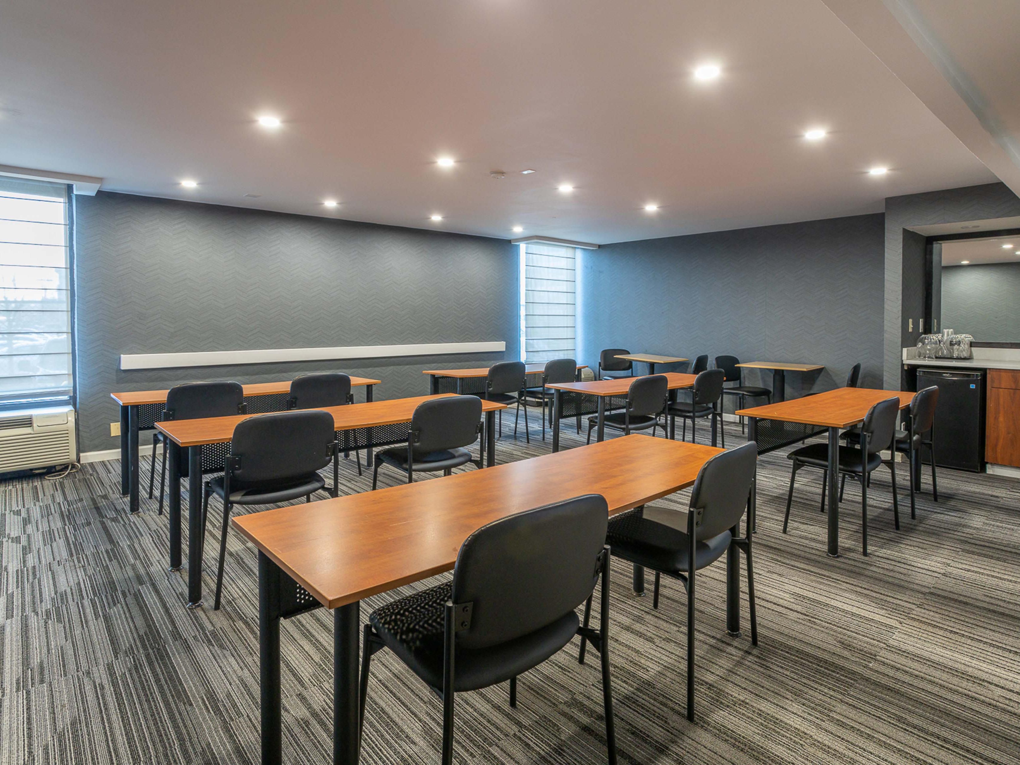 Host a small conference, board meeting, or business training in one of our two spacious meeting rooms. Our boardroom is ideal for small brainstorming sessions, while our conference room can accommodate groups of up to 40 guests. Our team will help you set up and make sure everything runs smoothly.