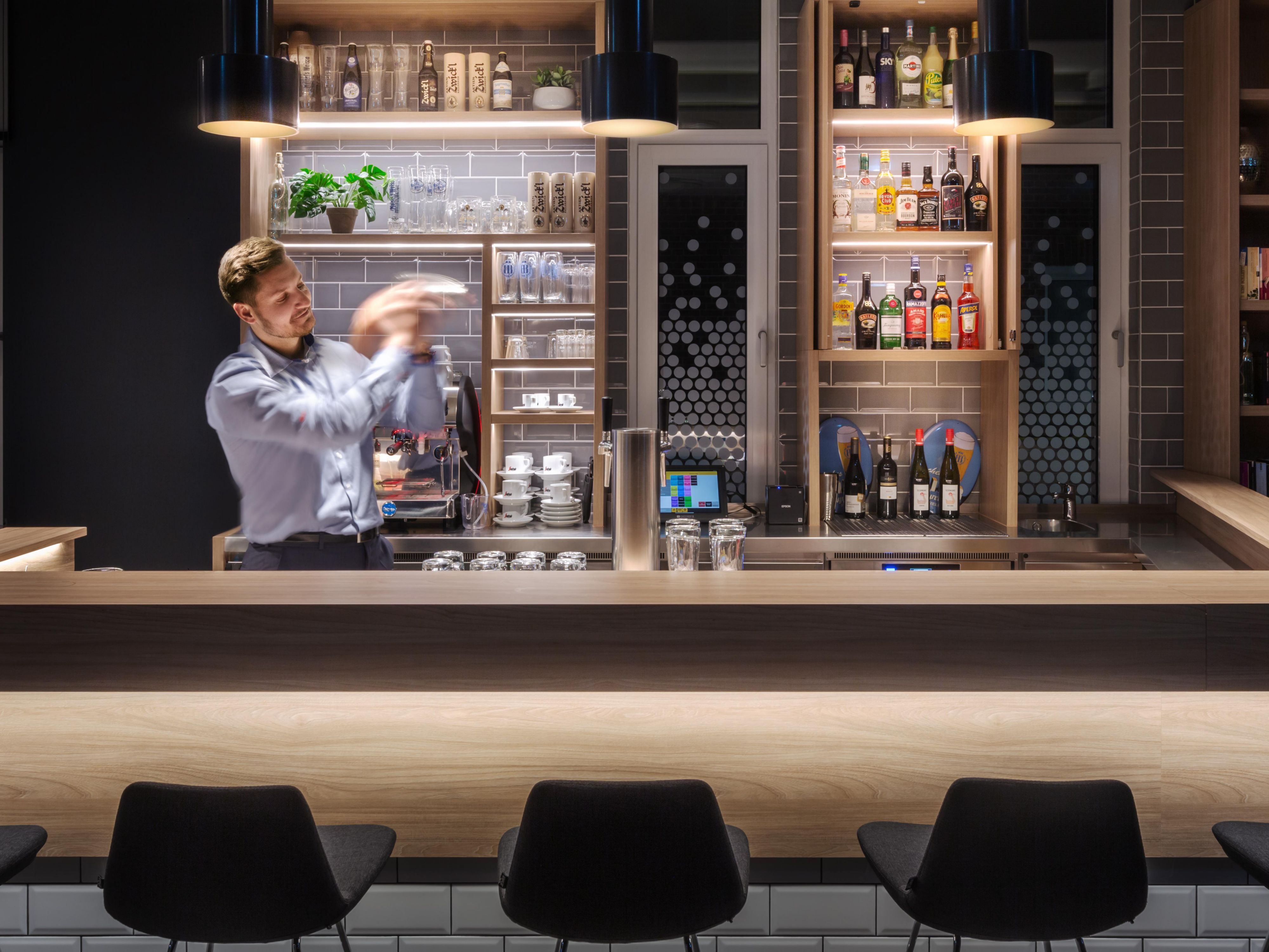 Lively, passionate and léger, this is how you experience a home-made cocktail or freshly tapped Bavarian beer in a modern ambience. Whether in the restaurant, at the bar or with friends at sports events - together enjoyment is the focus of our hotel in Erlangen.