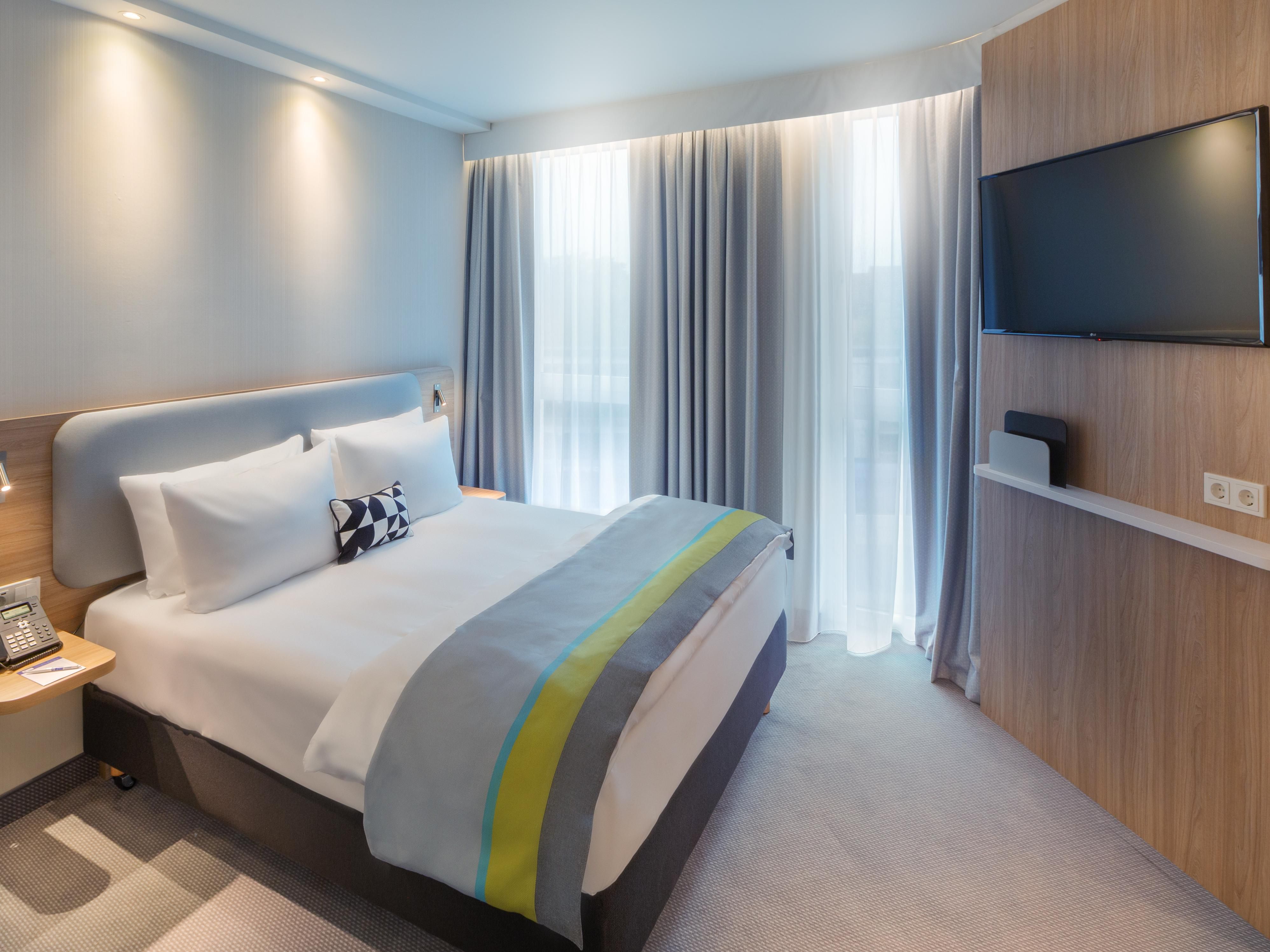 Relax in our innovative standard rooms with queensize bed.