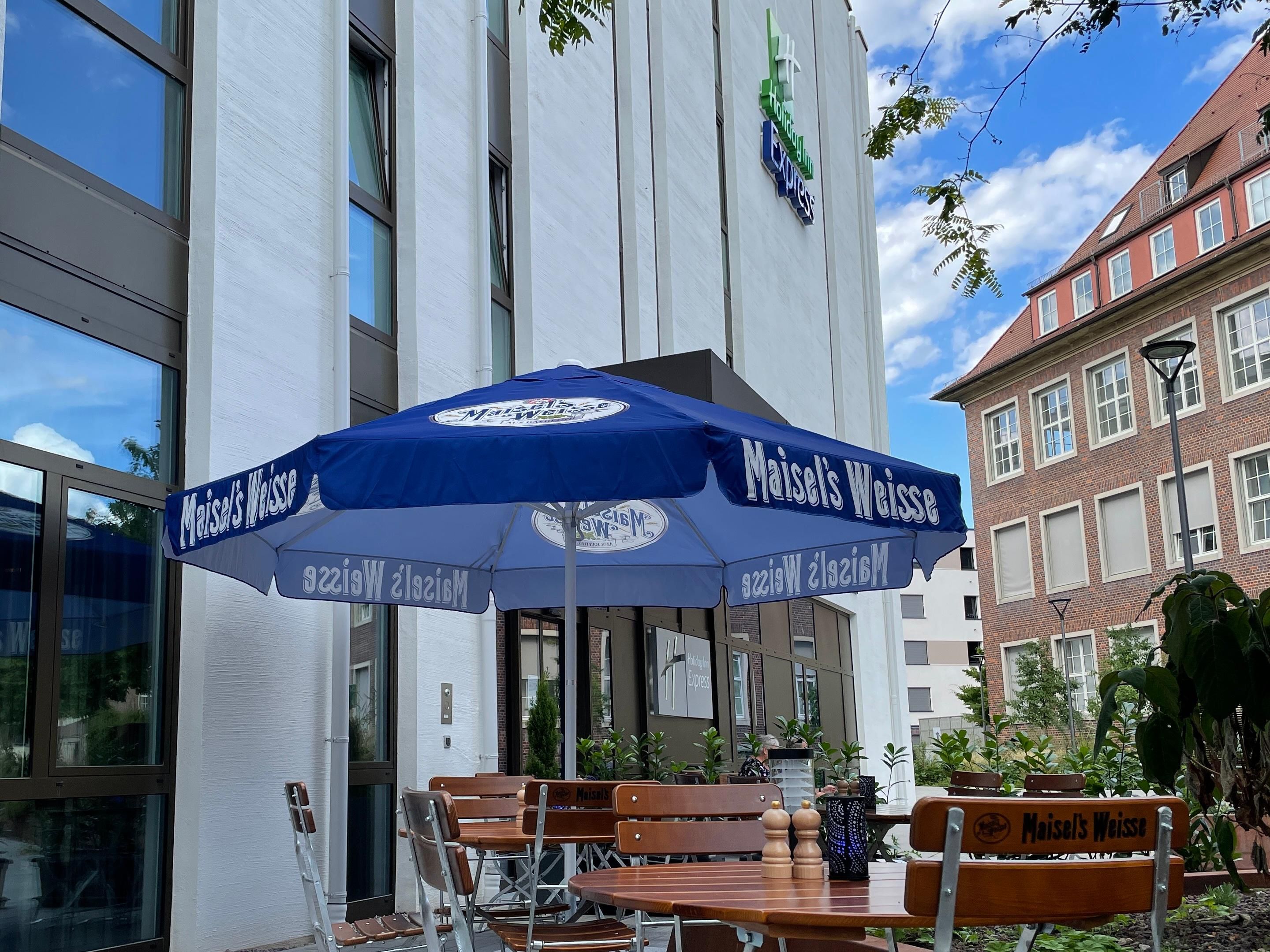 Enjoy Franconian hospitality in our Holiday Inn Express beer garden (open according to season), located directly at the hotel. A freshly tapped cool Franconian beer or a delicious meal. For breakfast, lunch or dinner - our beer garden offers quiet and relaxing ambience during your stay.
