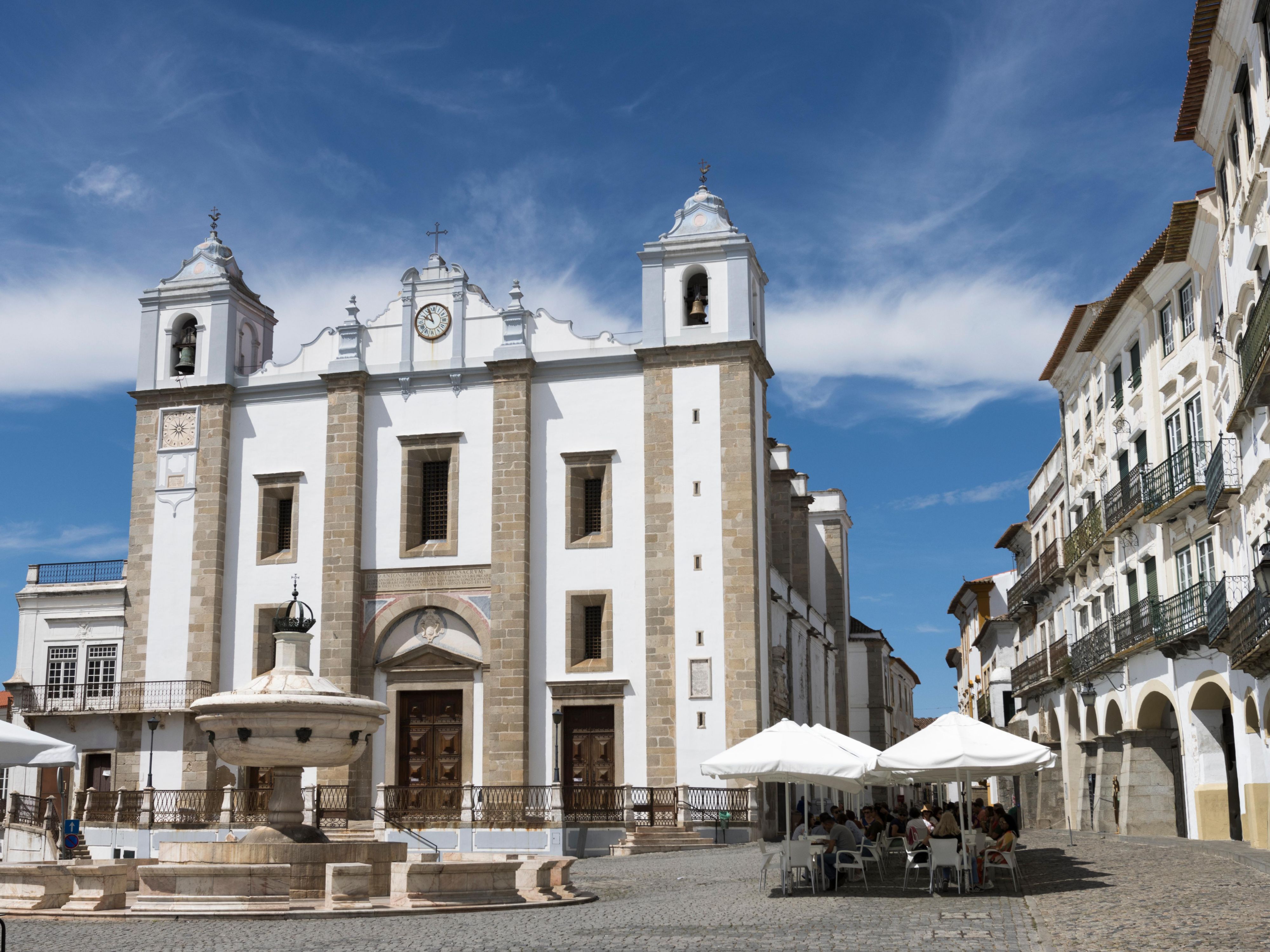 Just a short walk from the castle-walled entrance of Évora's City Centre, our hotel invites you to explore historic attractions like the Roman Temple and Capela dos Ossos or discover the charming atmosphere of Giraldo Square. With proximity to Lisbon and local train stations, we offer the perfect blend of comfort and convenience during your stay.