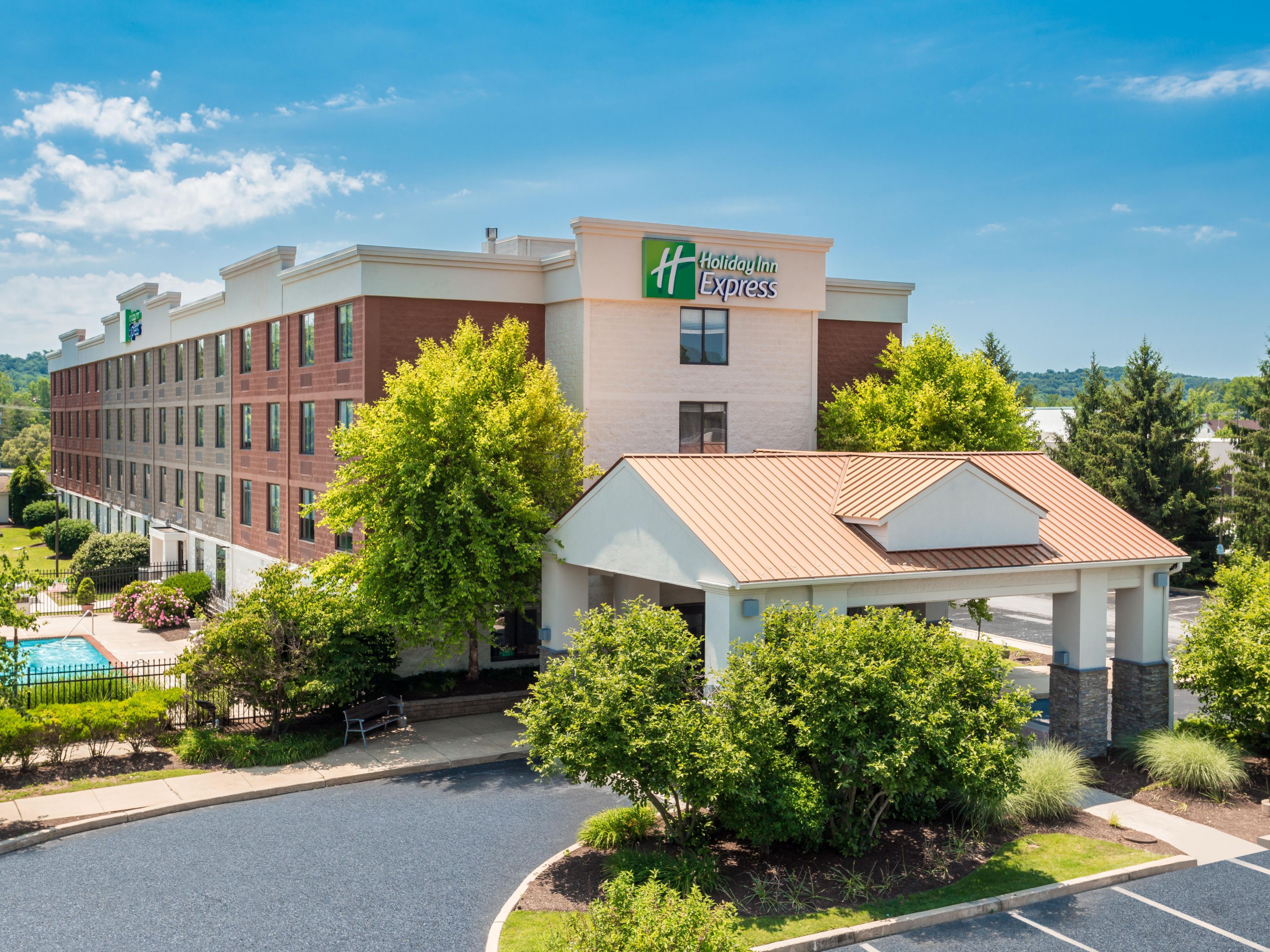 Looking for a convenient and comfortable stay in Exton, PA? Look no further than the Holiday Inn Express & Suites Exton! Our hotel is located just minutes away from a variety of delicious restaurants, including the Pour House, and is also close to popular shopping destinations like the Exton Square Mall and Whole Foods Market. Book today!