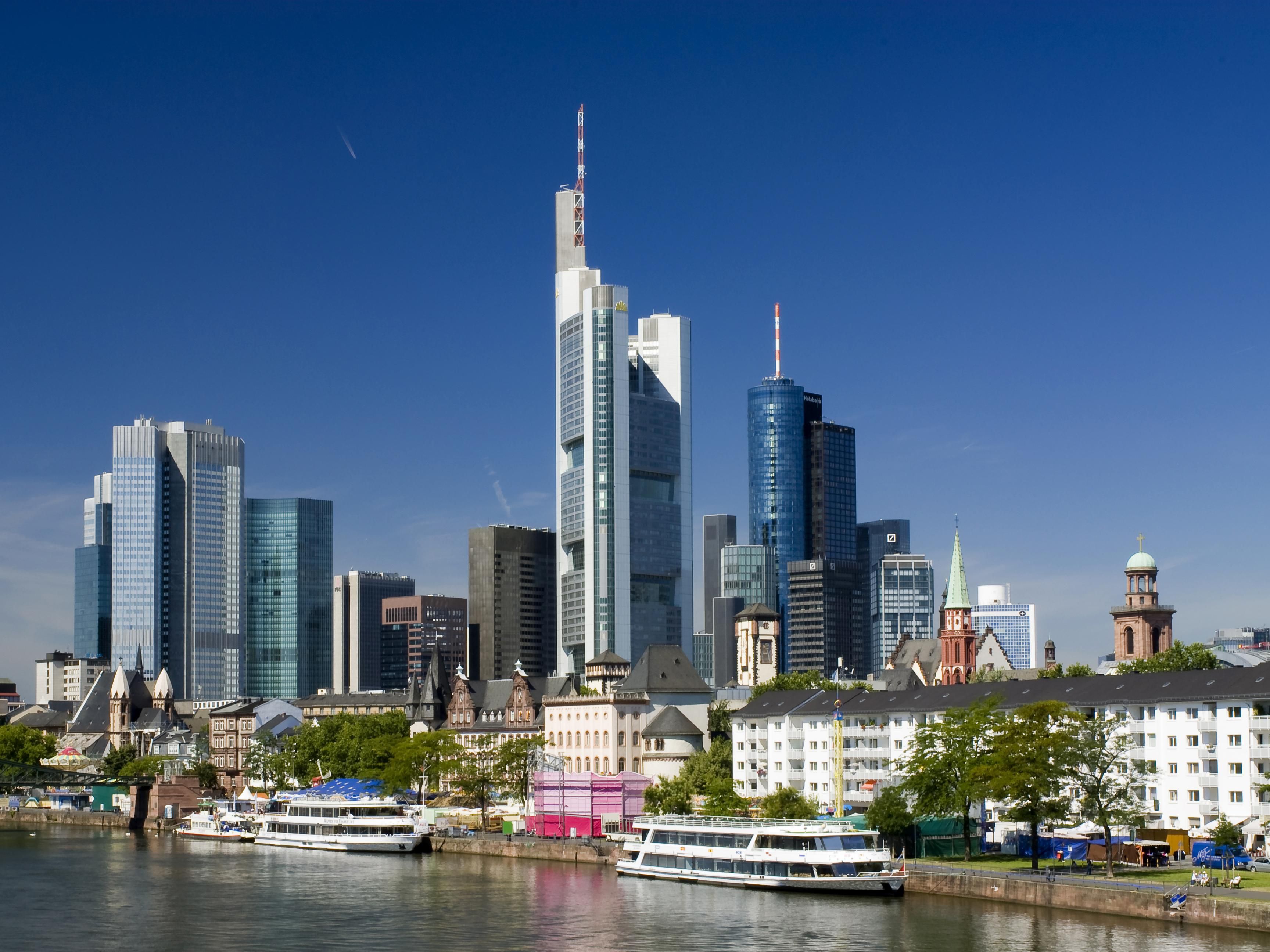 With its cluster of museums, the handsome Römer City Hall at the centre of Frankfurt’s Altstadt and the iconic Alte Oper, where classical concerts and musicals take place, Frankfurt has something for everyone. Explore the nearby attractions and book your visit soon!
